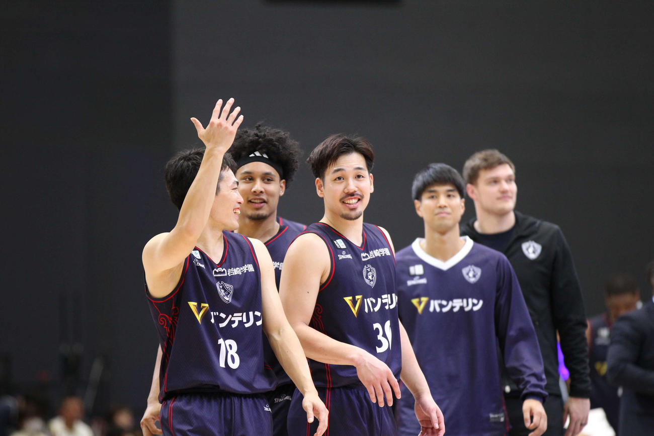 横浜BC対宇都宮　第4Qに29得点し、宇都宮に逆転勝ちした横浜BCの選手たち。中央が同Qに11得点と爆発した須藤昂矢（撮影・沢田啓太郎）
