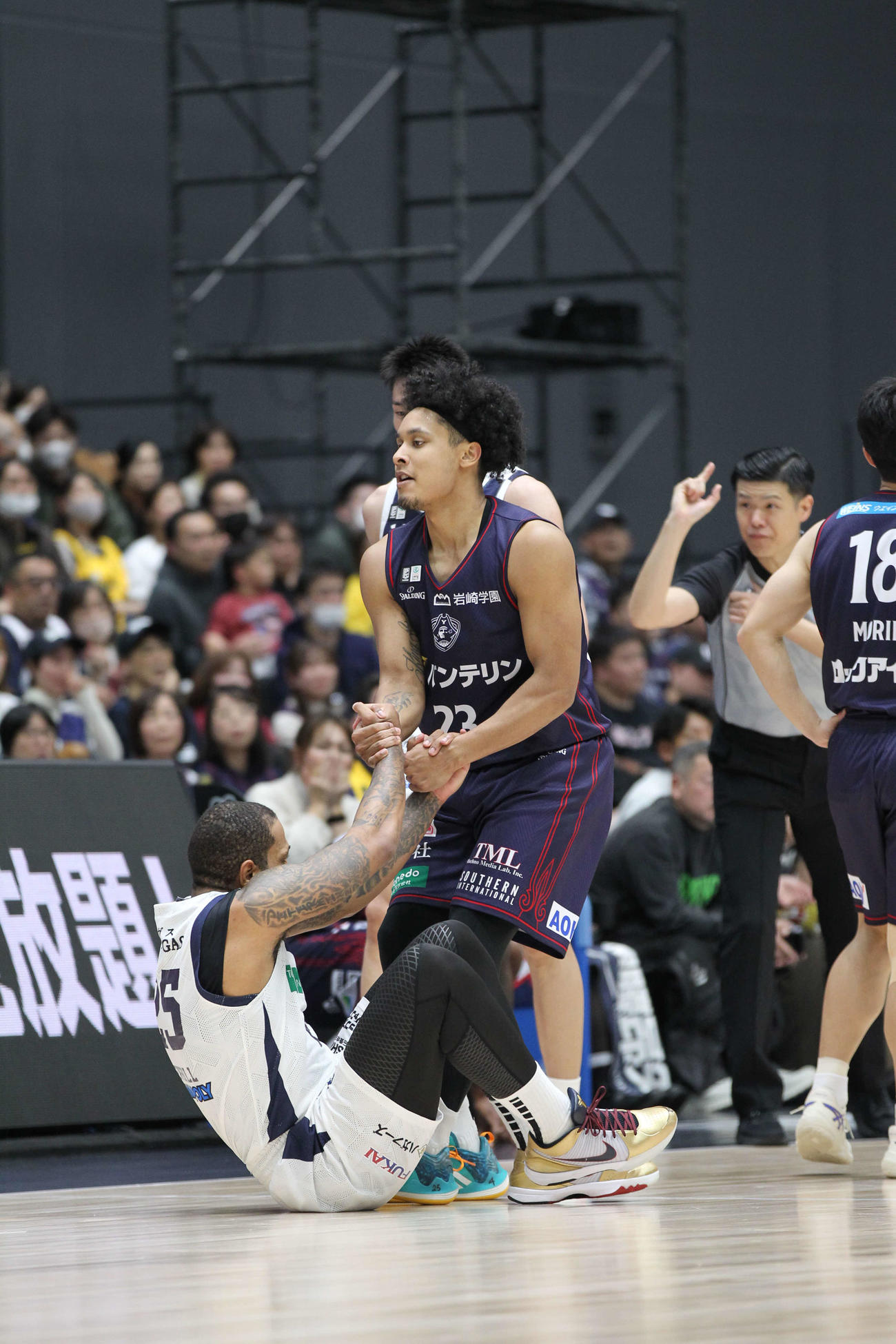横浜BC対宇都宮　横浜BCのキング開はマッチアップした宇都宮のニュービルを起こす（撮影・沢田啓太郎）
