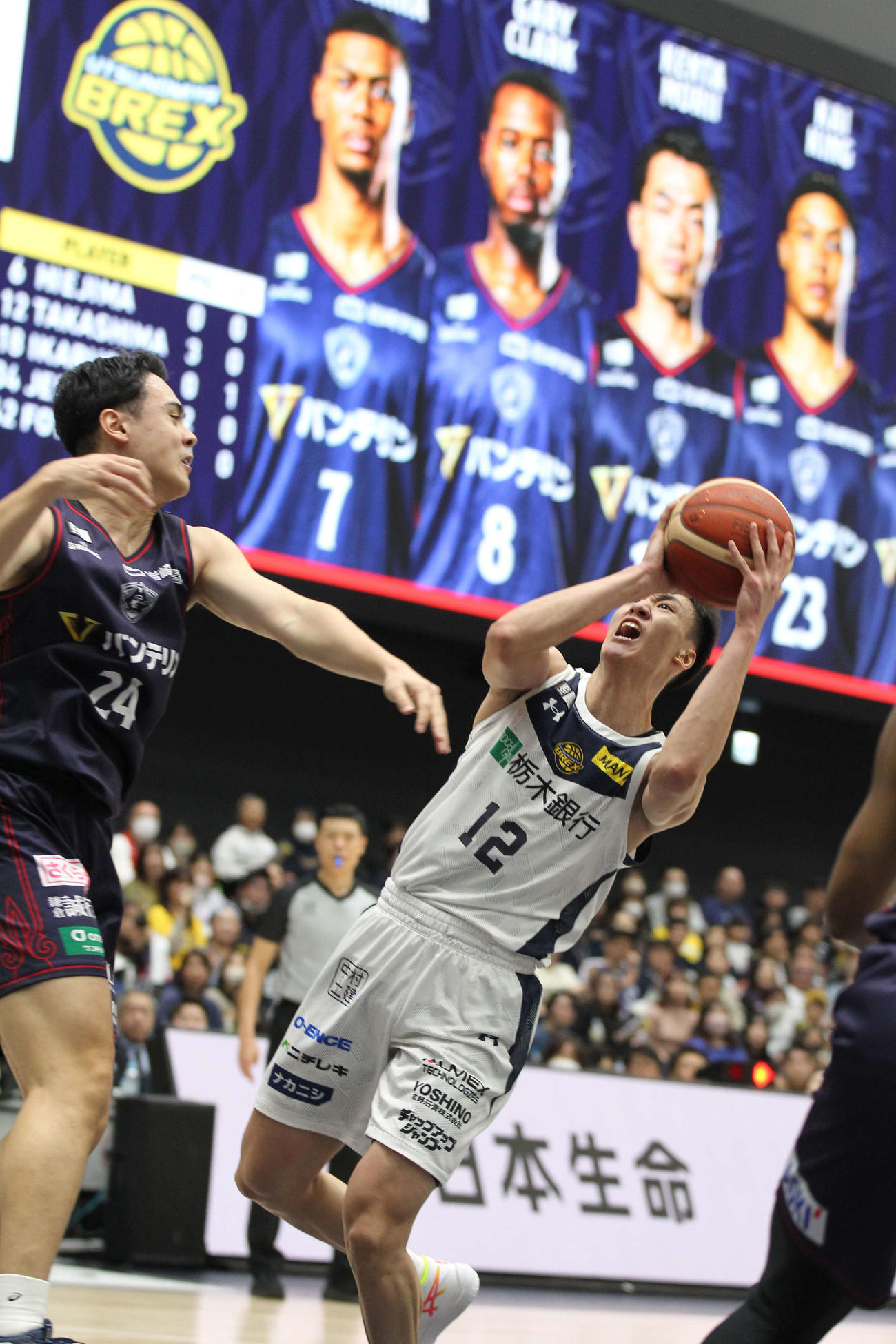 横浜BC対宇都宮　ドライブを仕掛けてレイアップシュートを試みる宇都宮の高島紳司（撮影・沢田啓太郎）
