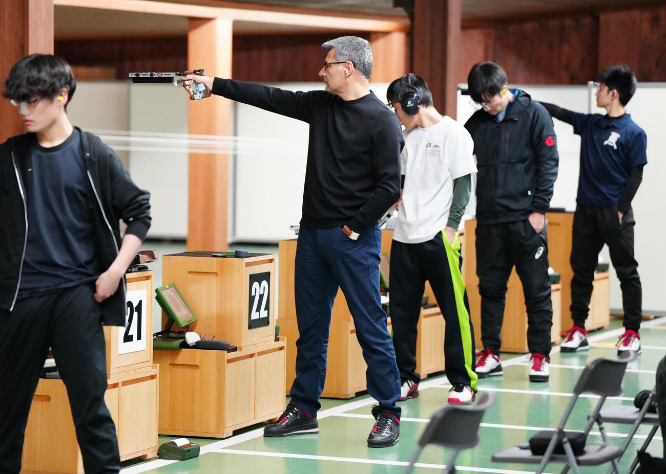 日本トルコ親善射撃競技大会の公式練習に臨む「無課金おじさん」ことディケチ（左から2人目）（撮影・江口和貴）