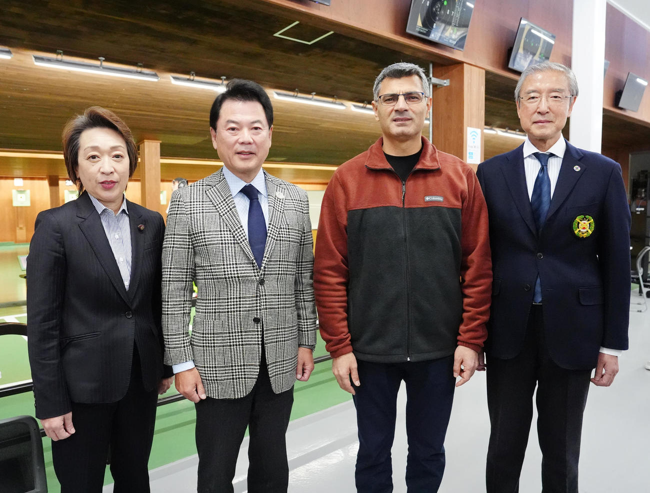 日本ライフル射撃協会松丸会長（右端）らと写真に納まる「無課金おじさん」ことディケチ（左から3人目）。左から同協会橋本副会長、宇都宮市佐藤市長（撮影・江口和貴）