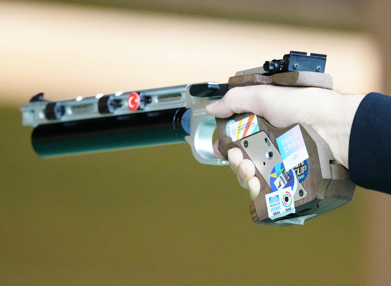 日本トルコ親善射撃競技大会の公式練習に臨むディケチのエアピストル（撮影・江口和貴）