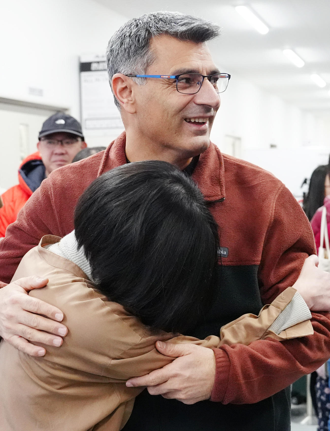 ファンと抱擁するディケチ（撮影・江口和貴）