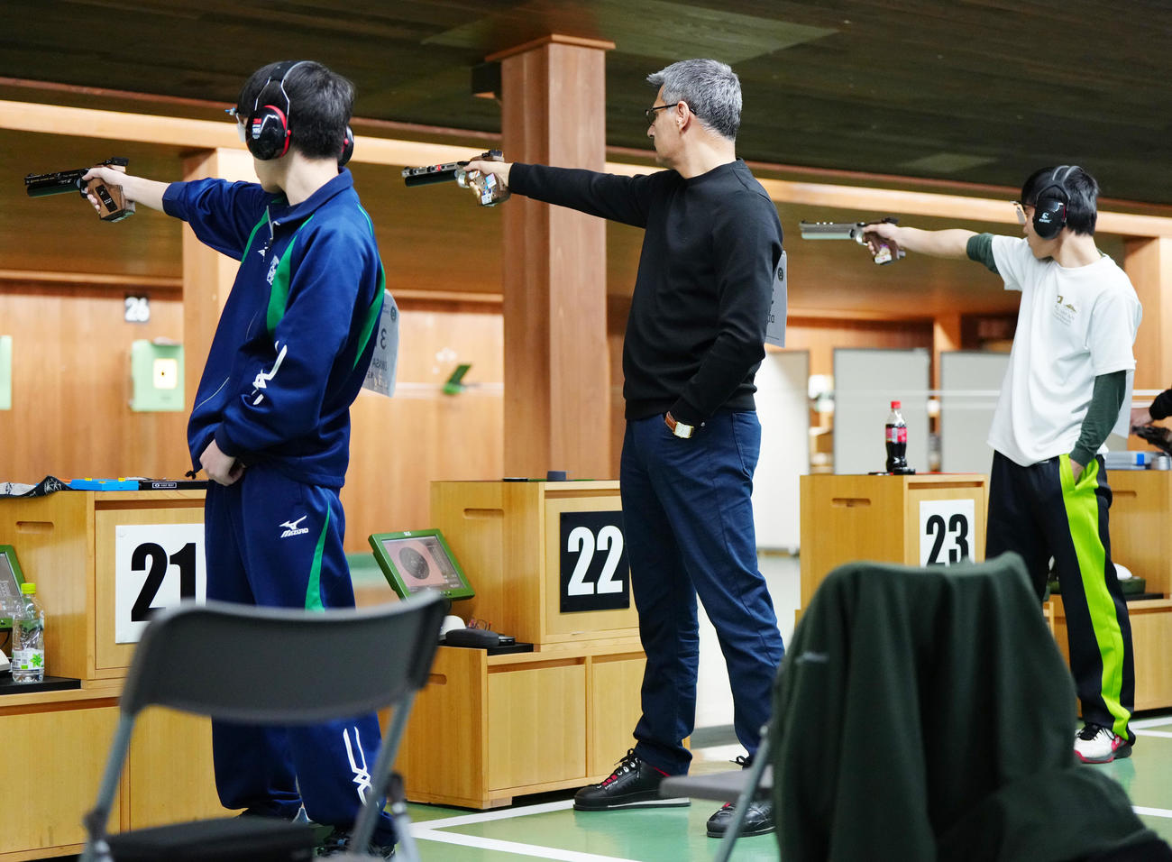 日本トルコ親善射撃競技大会の公式練習に臨む「無課金おじさん」ことディケチ（中央）（撮影・江口和貴）