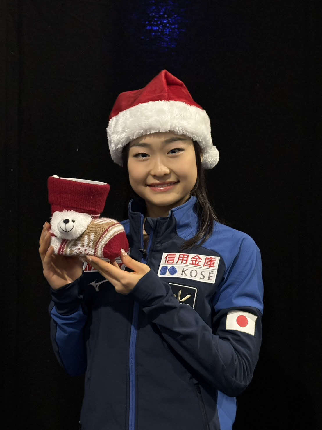 報道陣が用意したクリスマスグッズを身に付ける島田