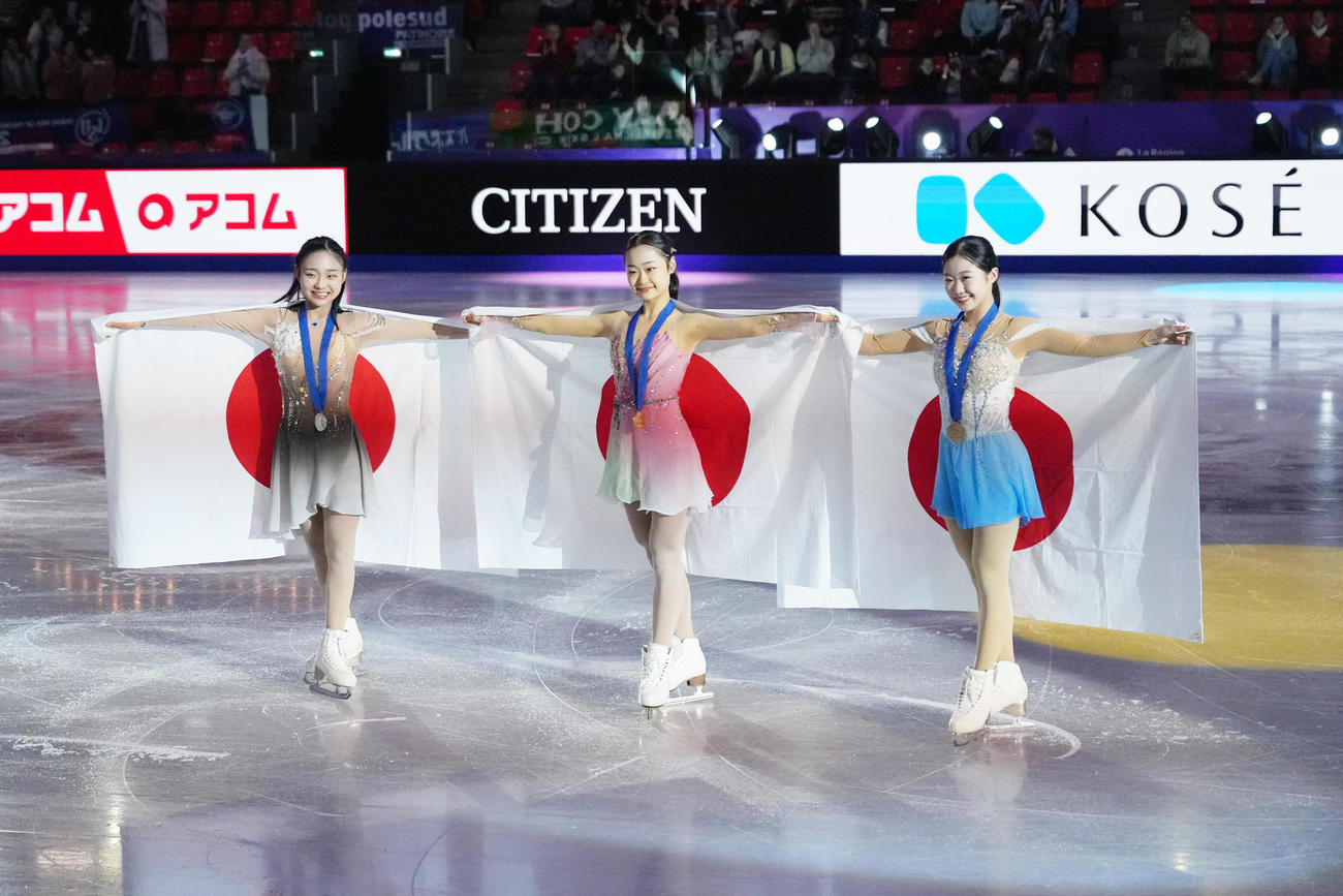 Jr女子フリーを終え表彰台を独占し日の丸を背に記念撮影に臨む、左から2位の和田、優勝した島田、3位の中井（撮影・パオロ　ヌッチ）