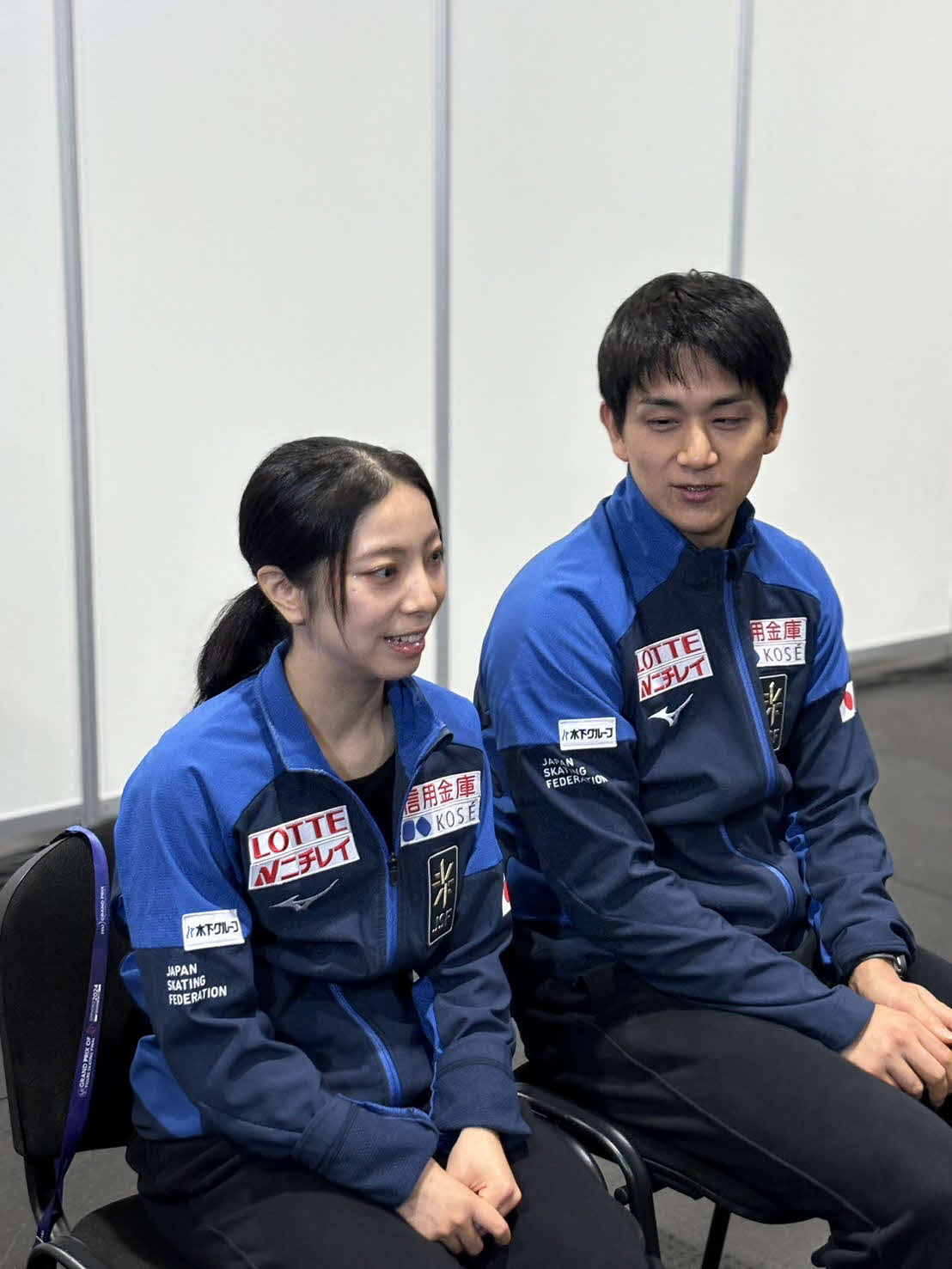 GPファイナルでペア2位の三浦（左）と木原が一夜明け取材に応じた
