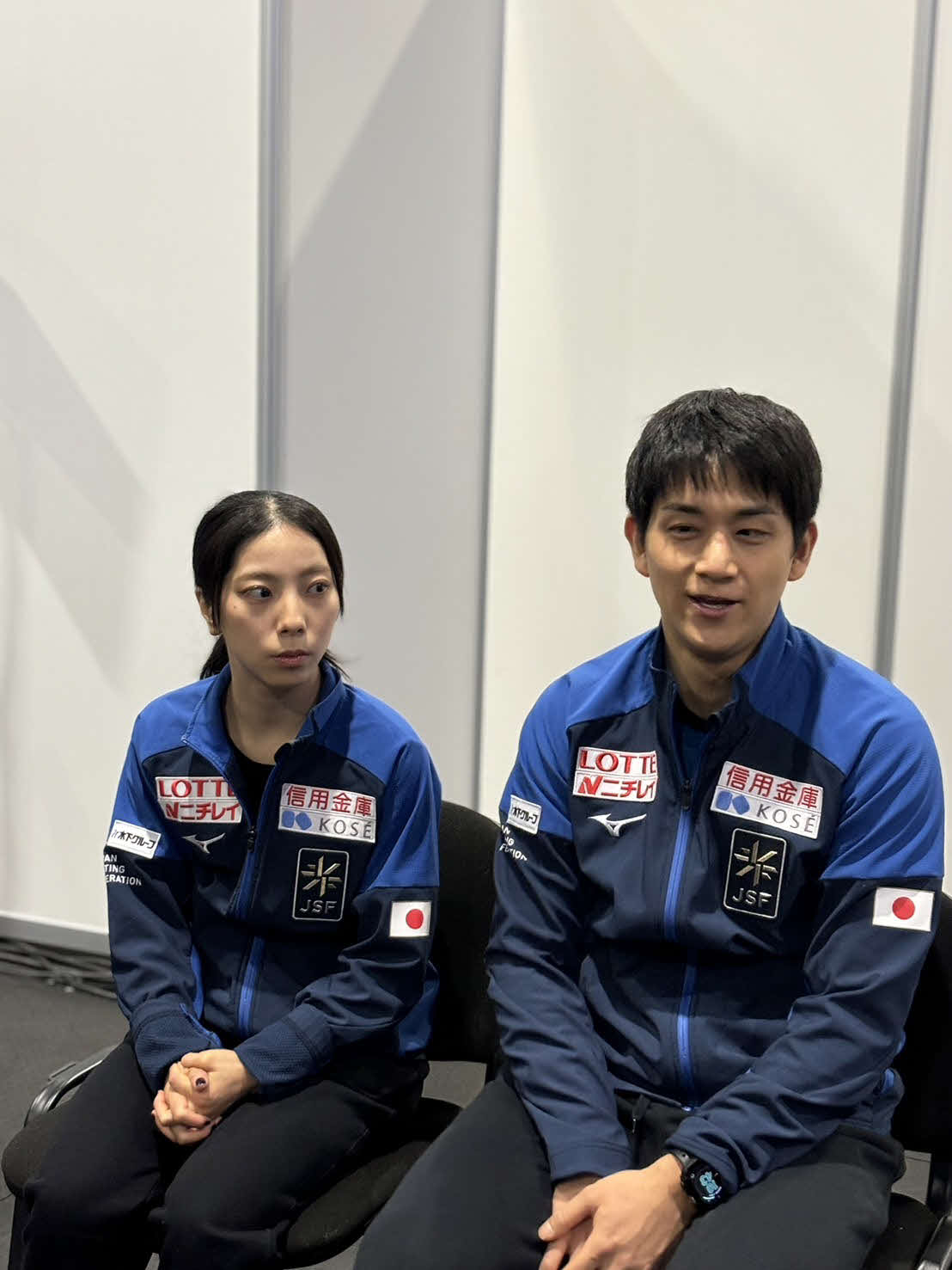 GPファイナルでペア2位の三浦（左）と木原が一夜明け取材に応じた