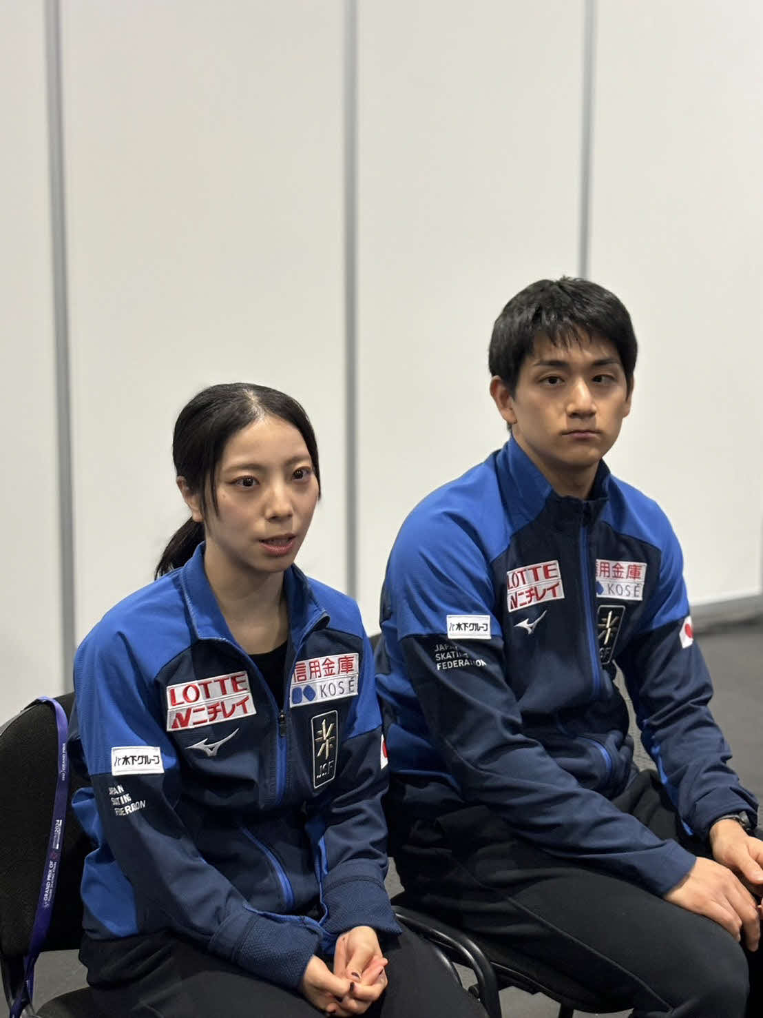 GPファイナルでペア2位の三浦（左）と木原が一夜明け取材に応じた