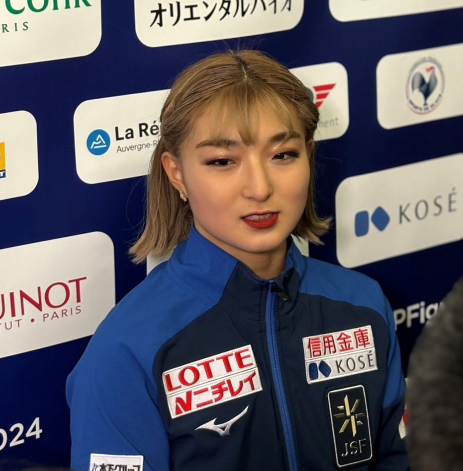 フィギュアスケートGPファイナルの女子フリー後に取材に応じる坂本（撮影・松本愛香）