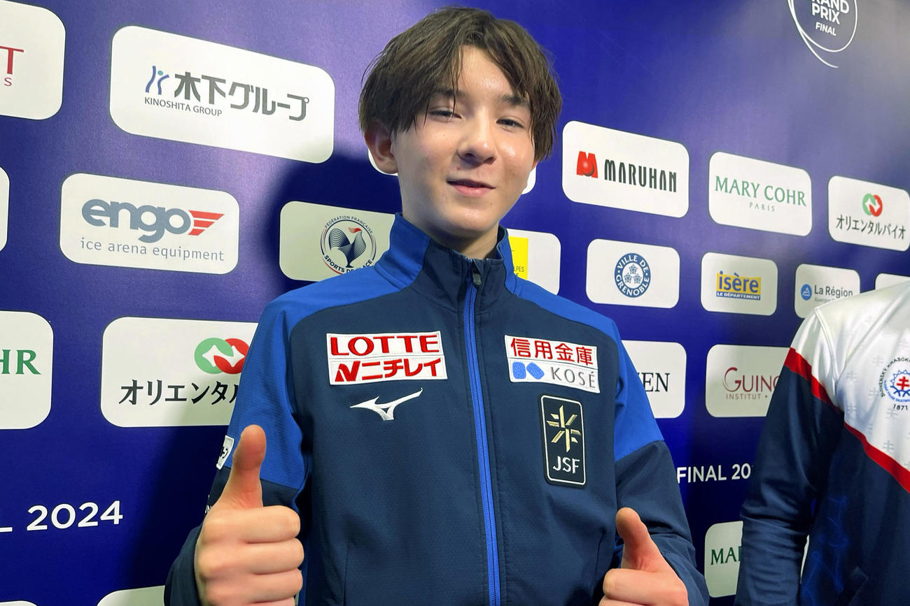 ジュニア男子SPを終え、取材に応じる中田璃士（共同）