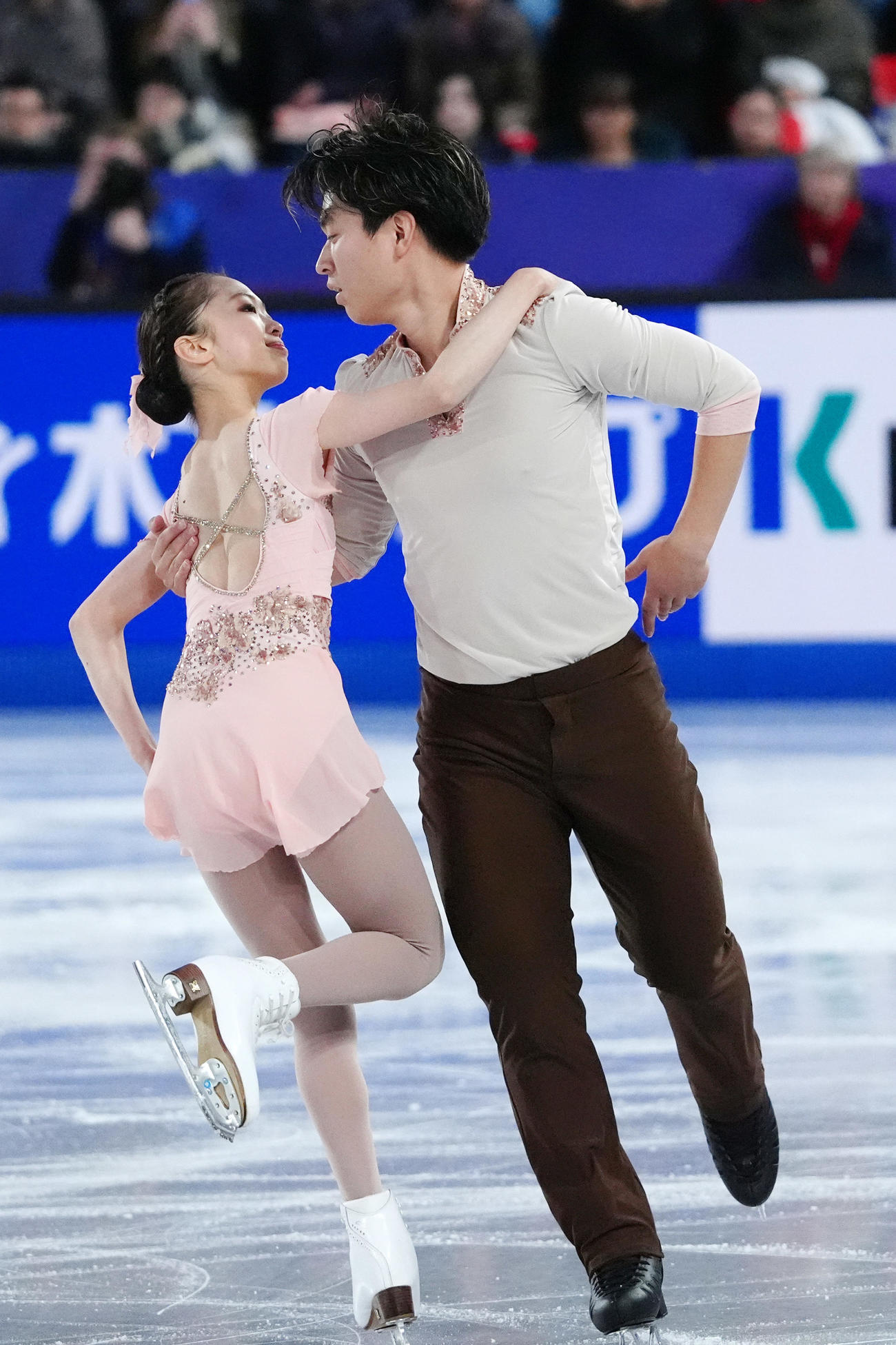 ジュニアGPファイナル　ジュニアペアフリー　演技する清水咲衣＆本田ルーカス剛史組（撮影　パオロ・ヌッチ）