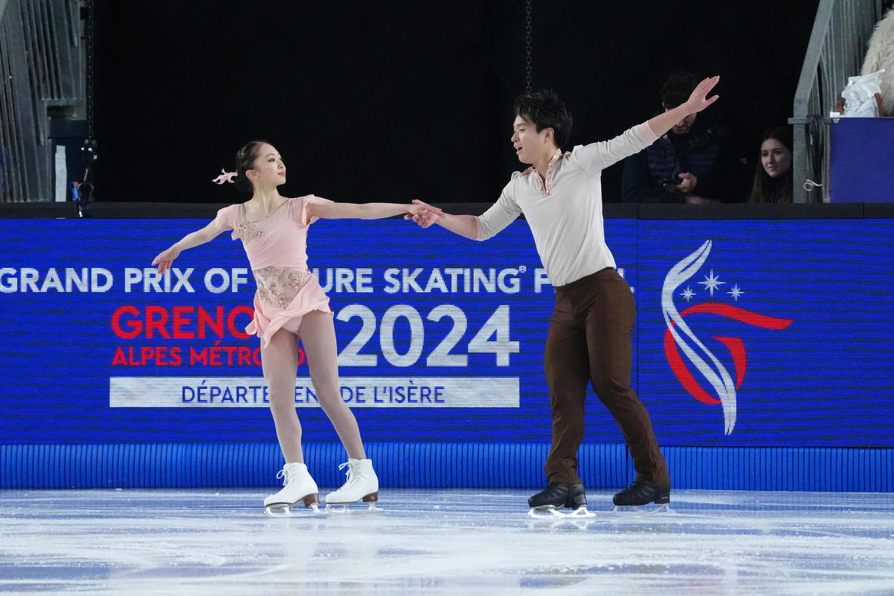 ジュニアGPファイナル　ジュニアペアフリー　演技する清水咲衣＆本田ルーカス剛史組（撮影　パオロ・ヌッチ）