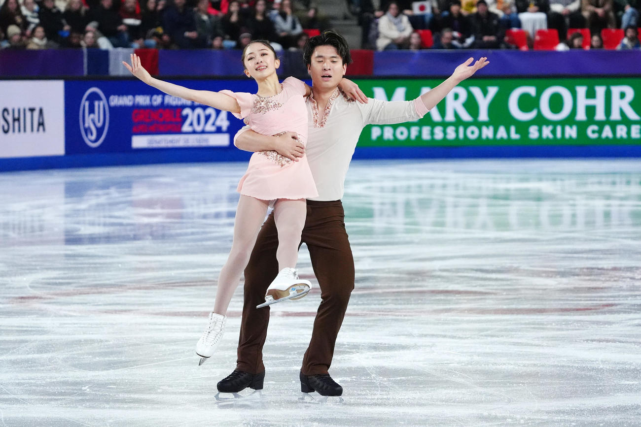 ジュニアGPファイナル　ジュニアペアフリー　演技する清水咲衣＆本田ルーカス剛史組（撮影　パオロ・ヌッチ）