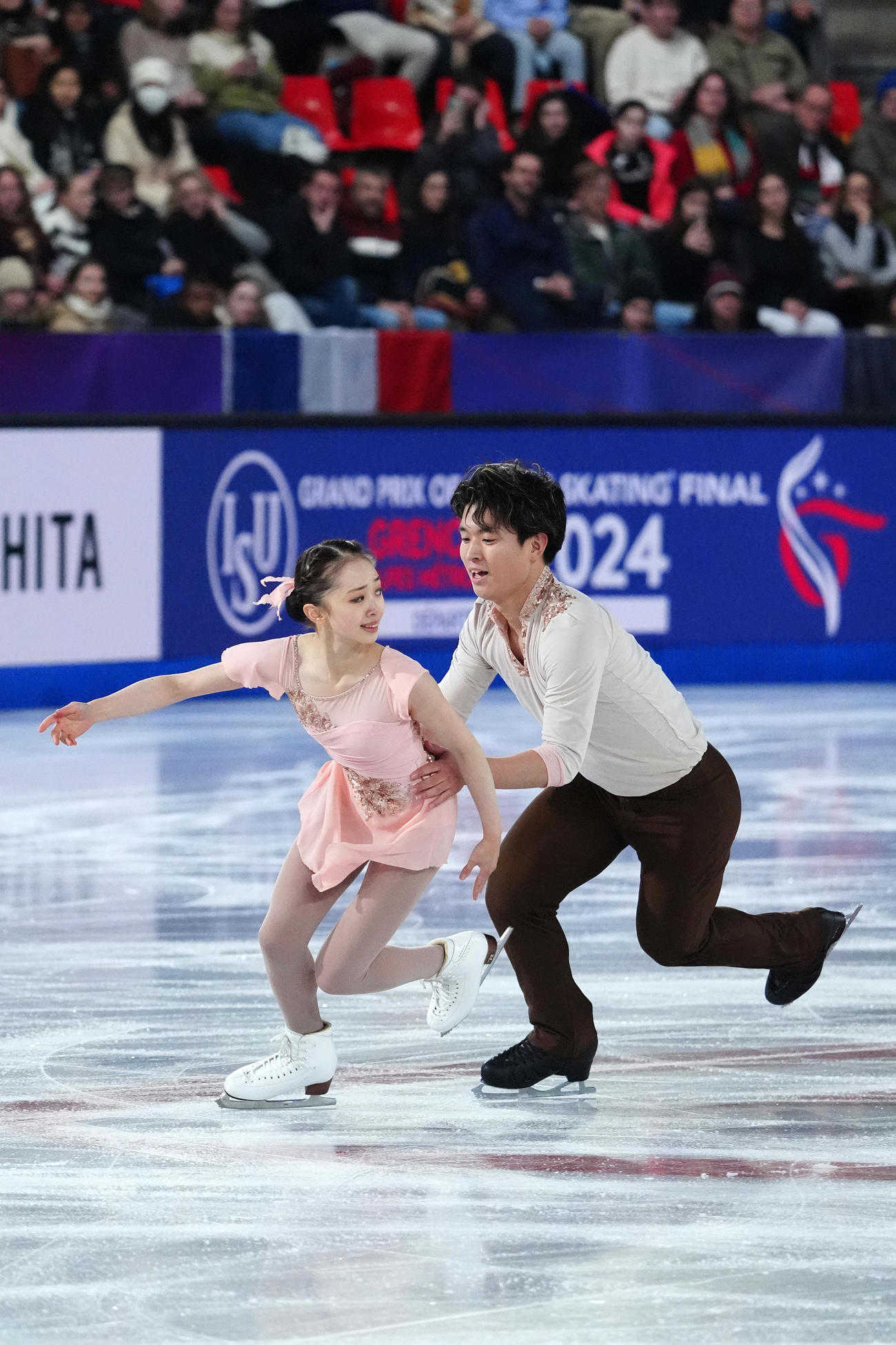 ジュニアGPファイナル　ジュニアペアフリー　演技する清水咲衣＆本田ルーカス剛史組（撮影　パオロ・ヌッチ）