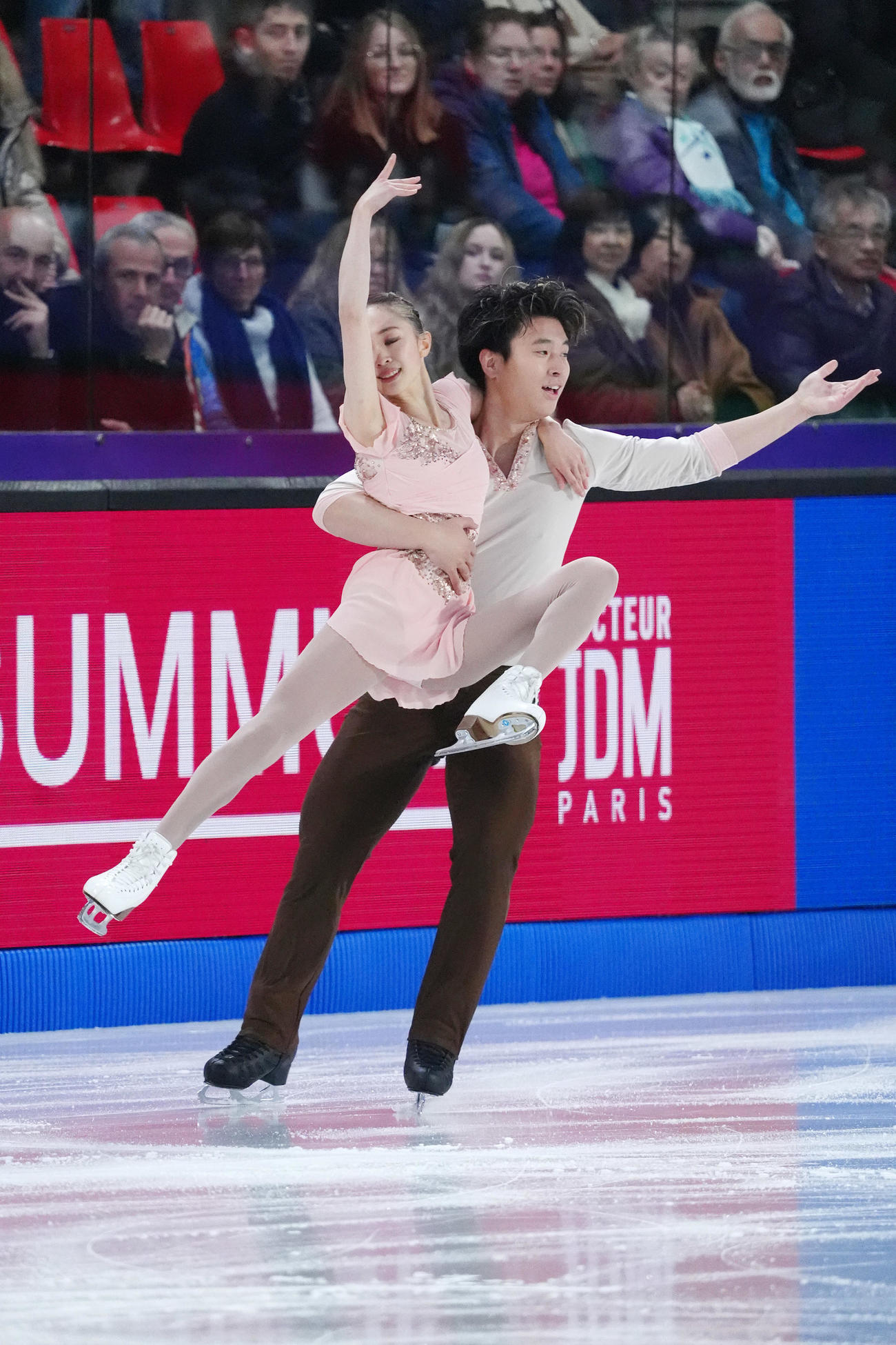 ジュニアGPファイナル　ジュニアペアフリー　演技する清水咲衣＆本田ルーカス剛史組（撮影　パオロ・ヌッチ）