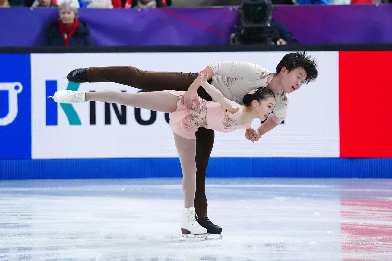 ジュニアGPファイナル　ジュニアペアフリー　演技する清水咲衣＆本田ルーカス剛史組（撮影　パオロ・ヌッチ）