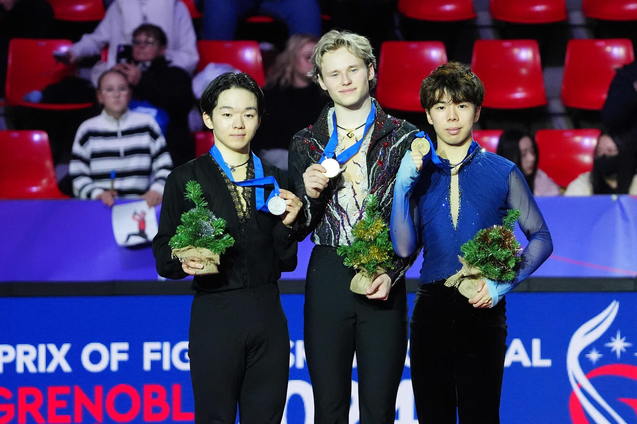 GPファイナル　男子フリー　左から2位の鍵山優真、優勝したイリア・マリニン、3位の佐藤駿（撮影　パオロ・ヌッチ）