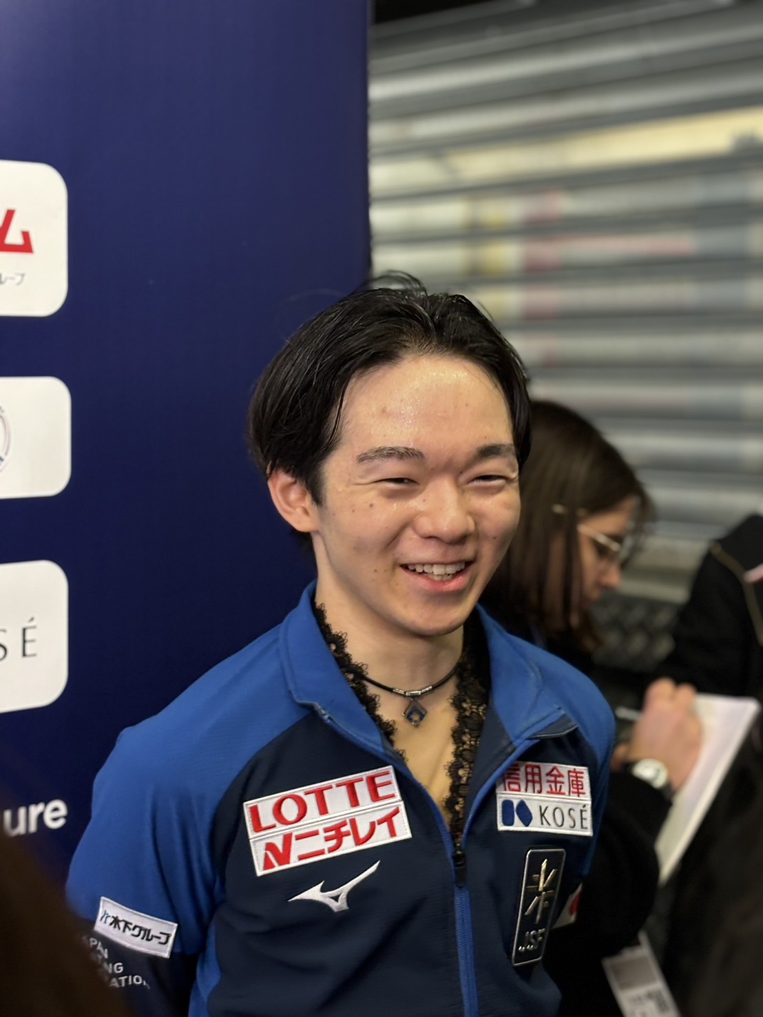 GPファイナルフリーの演技を終え、取材に応じる鍵山（撮影・松本愛香通信員）