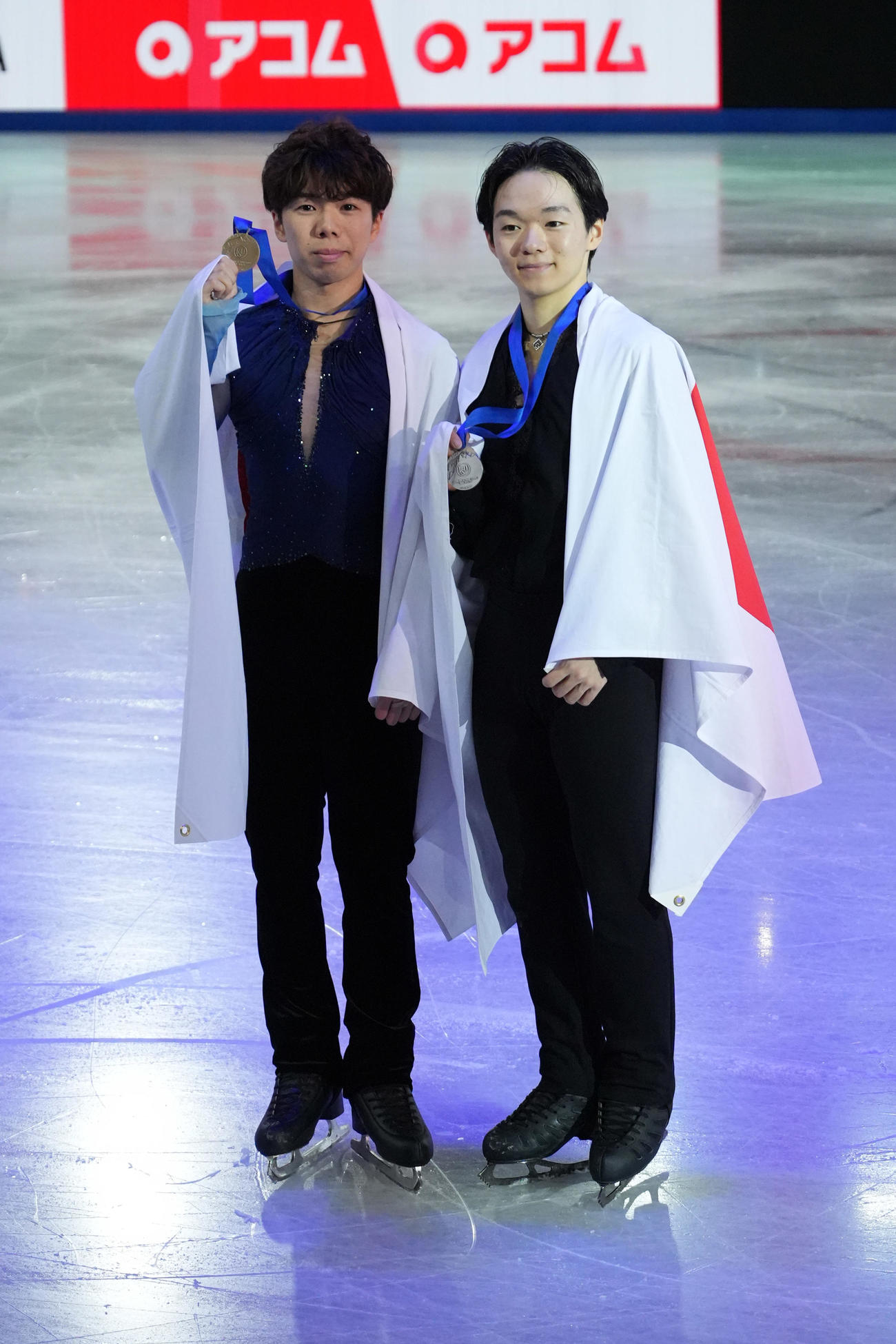 GPファイナル　男子フリー　3位の佐藤駿（左）と2位の鍵山優真（撮影　パオロ・ヌッチ）