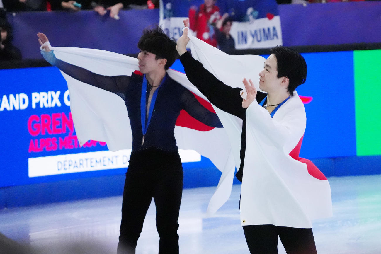 GPファイナル　男子フリー　3位の佐藤駿（左）と2位の鍵山優真（撮影　パオロ・ヌッチ）