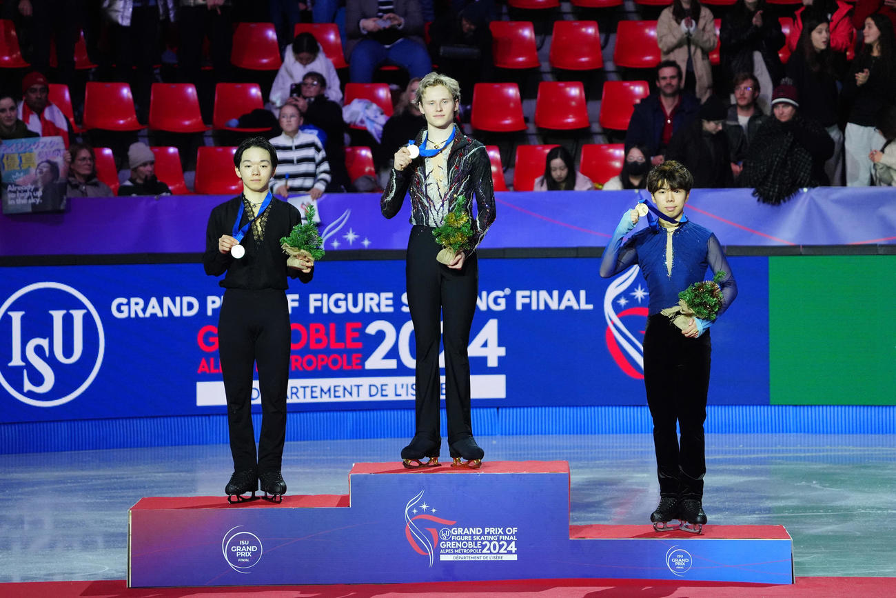 GPファイナル　男子フリー　左から2位の鍵山優真、優勝したイリア・マリニン、3位の佐藤駿（撮影　パオロ・ヌッチ）