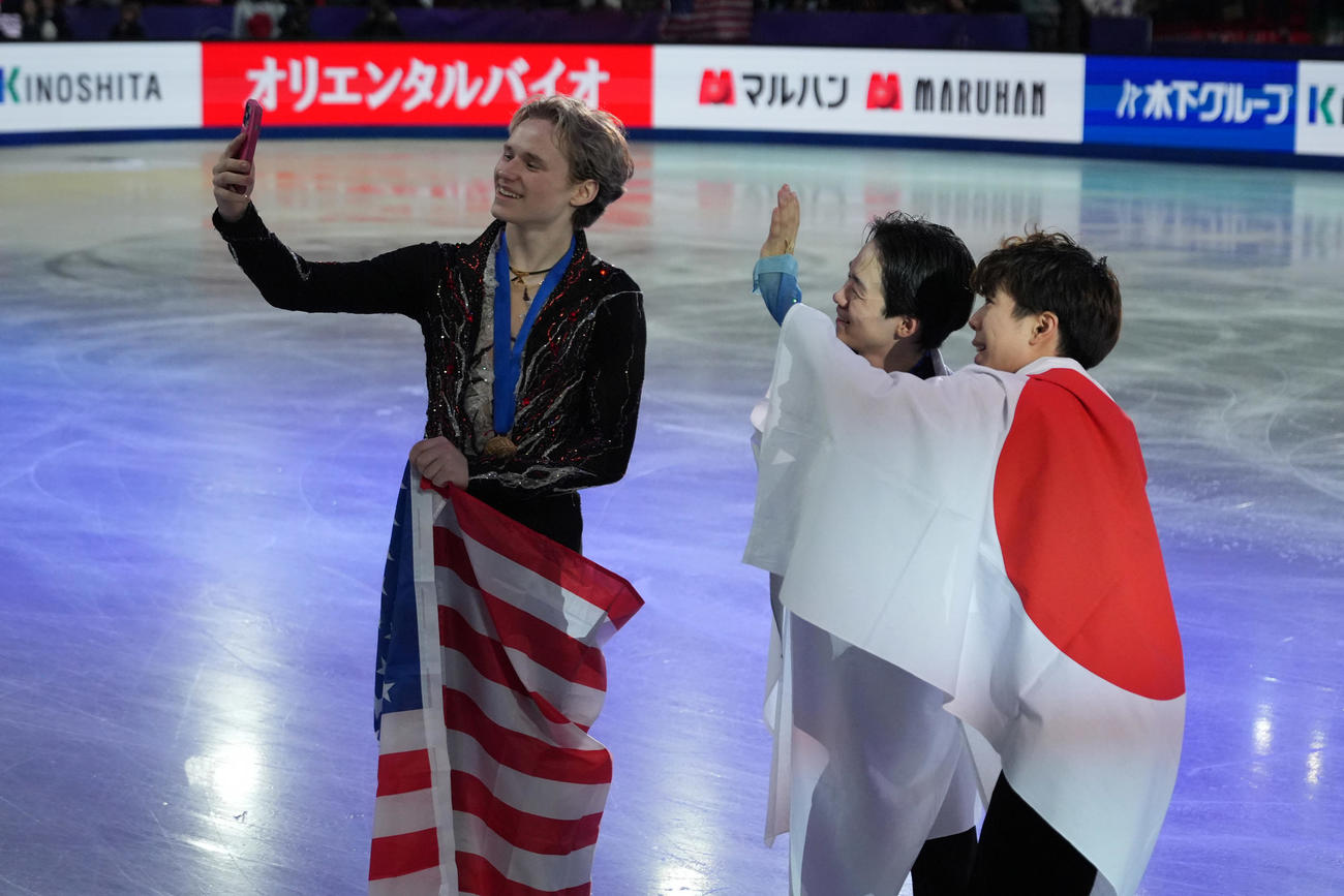 GPファイナル　男子フリー　左から優勝したイリア・マリニン、2位の鍵山優真、3位の佐藤駿（撮影　パオロ・ヌッチ）