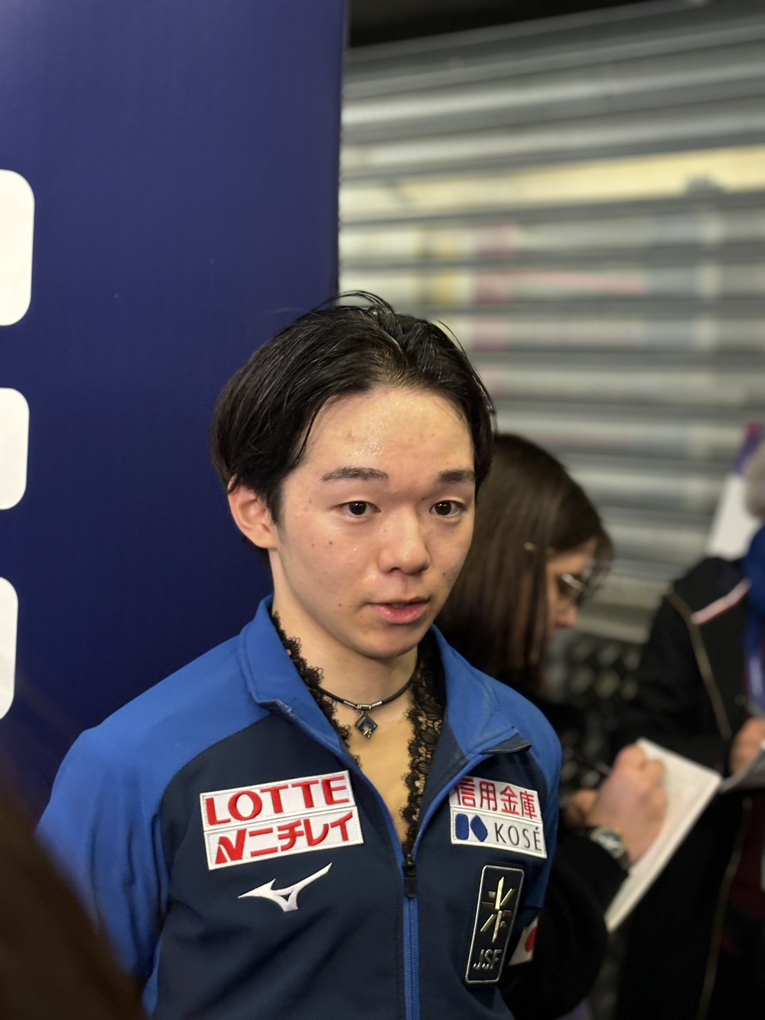 GPファイナルフリーの演技を終え、取材に応じる鍵山（撮影・松本愛香通信員）