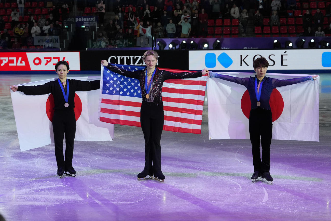 GPファイナル　男子フリー　左から2位の鍵山優真、優勝したイリア・マリニン、3位の佐藤駿（撮影　パオロ・ヌッチ）