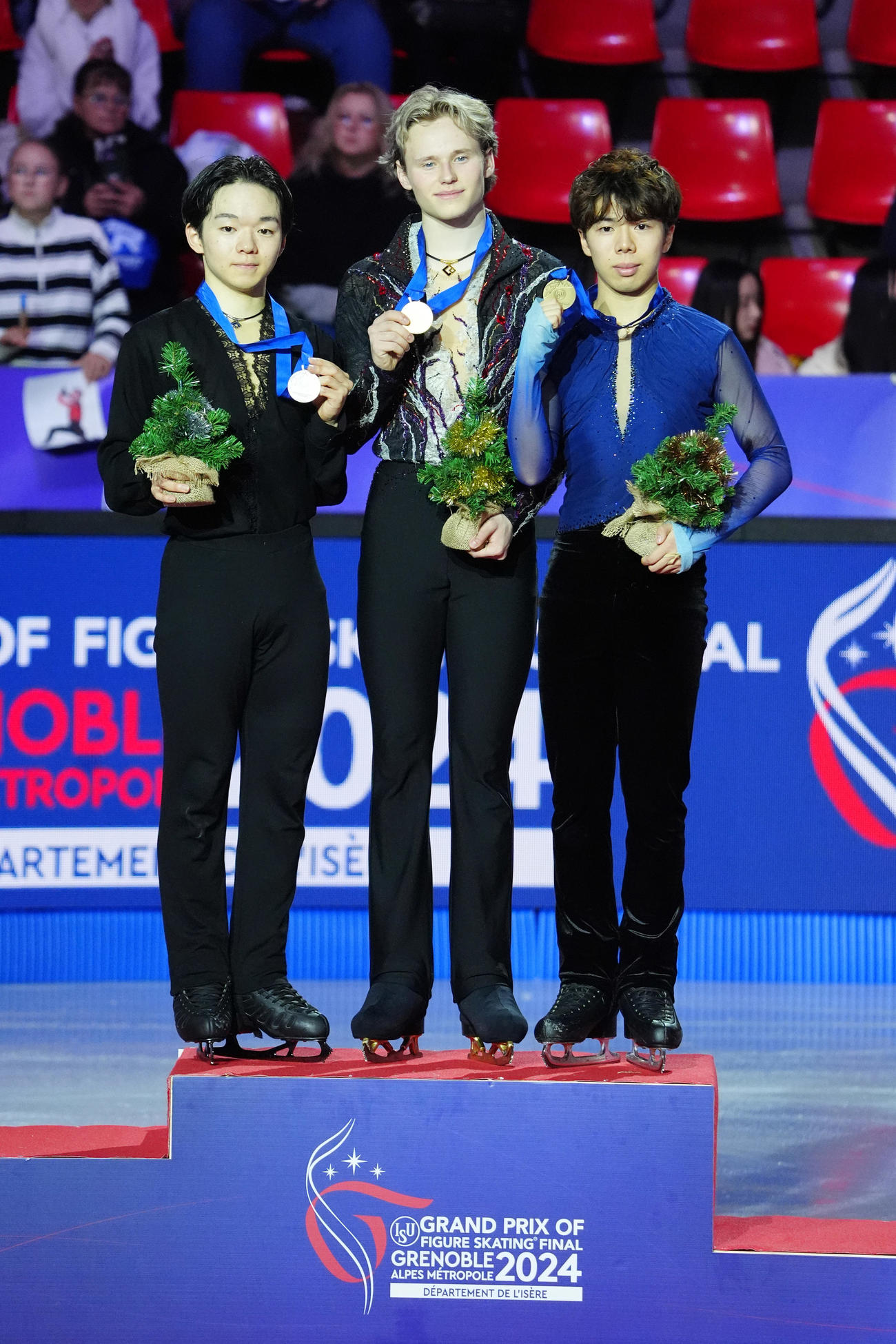 GPファイナル　男子フリー　左から2位の鍵山優真、優勝したイリア・マリニン、3位の佐藤駿（撮影　パオロ・ヌッチ）