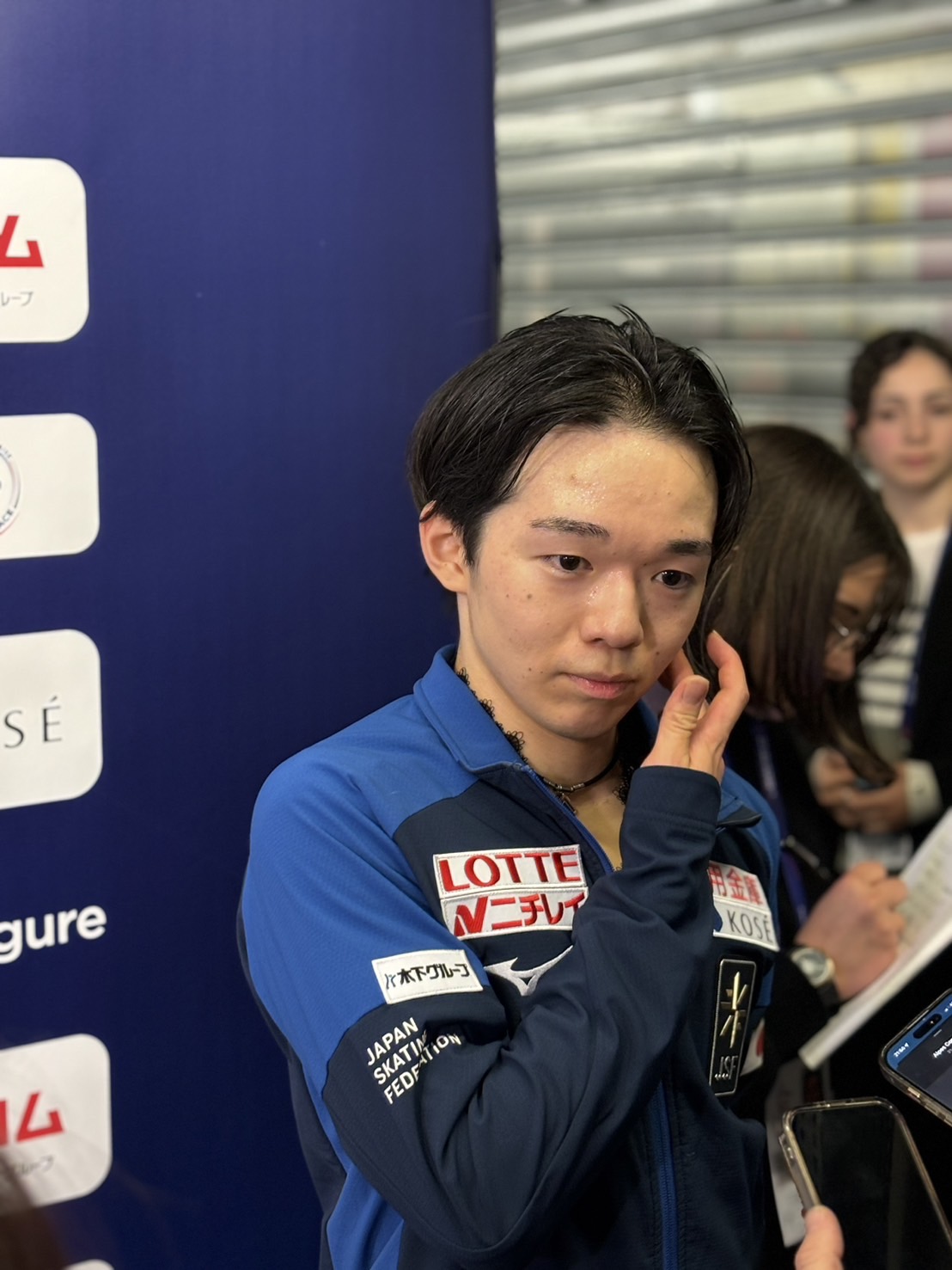 GPファイナルフリーの演技を終え、取材に応じる鍵山（撮影・松本愛香通信員）
