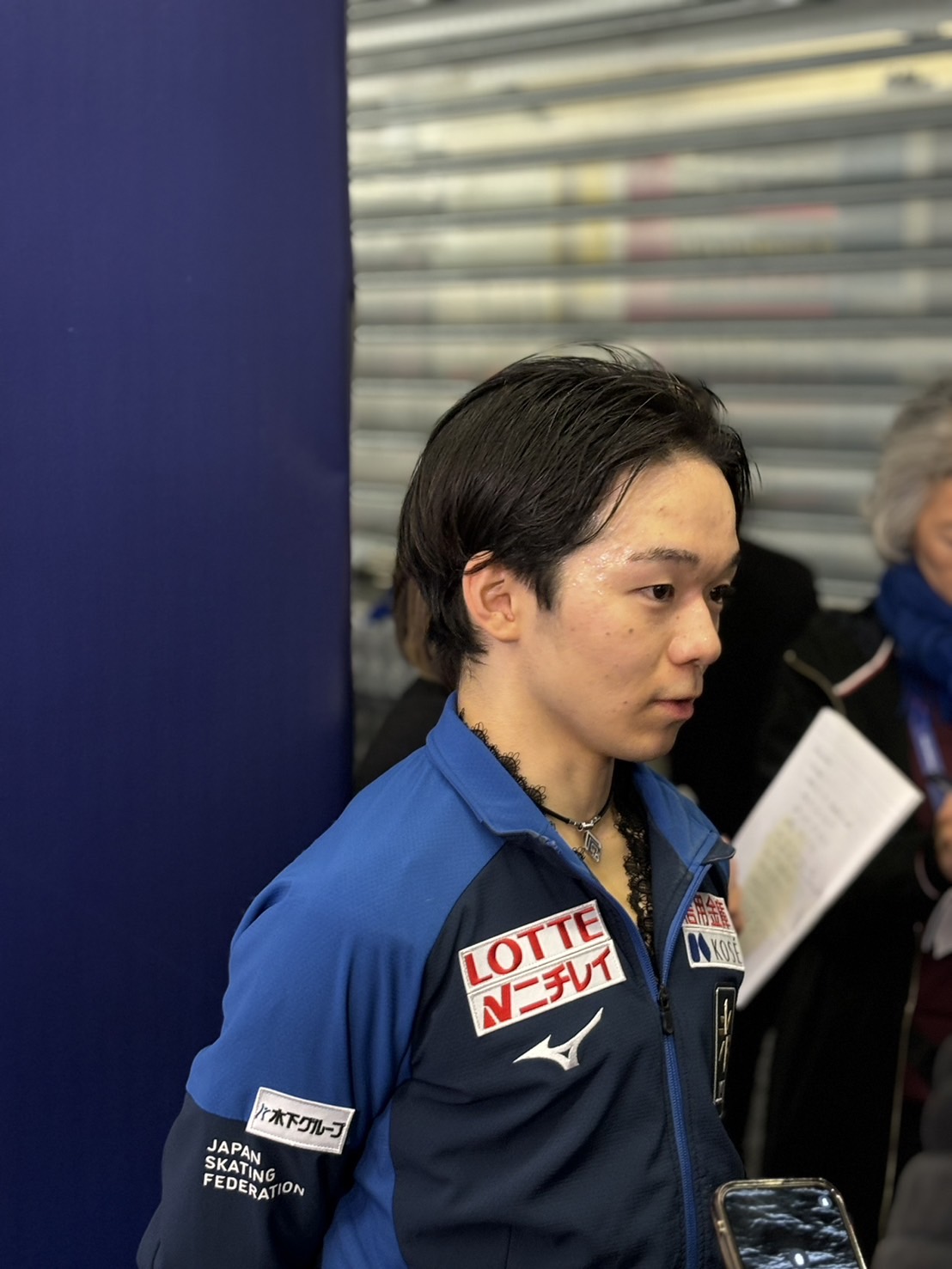GPファイナルフリーの演技を終え、取材に応じる鍵山（撮影・松本愛香通信員）
