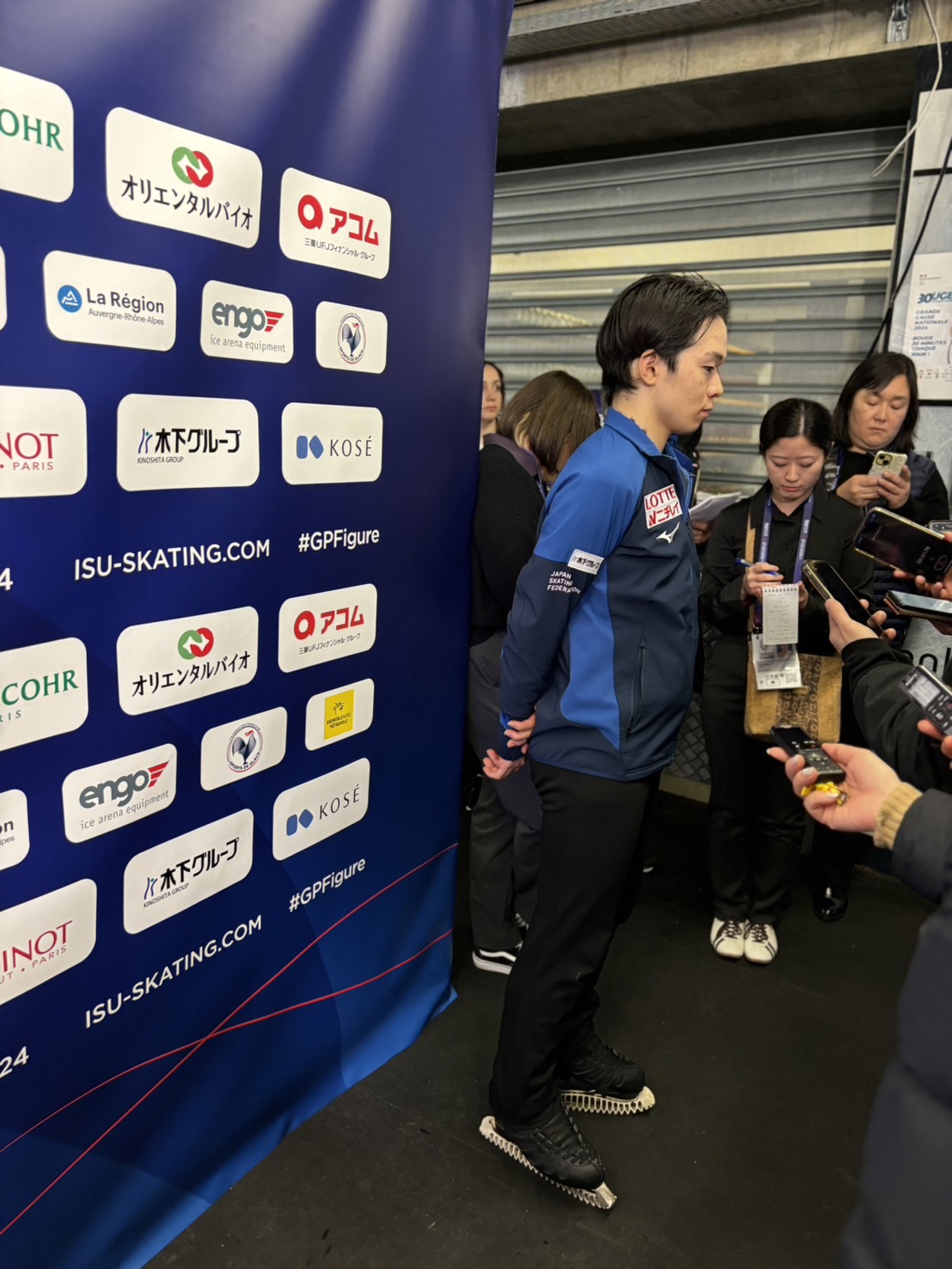 GPファイナルフリーの演技を終え、取材に応じる鍵山（撮影・松本愛香通信員）