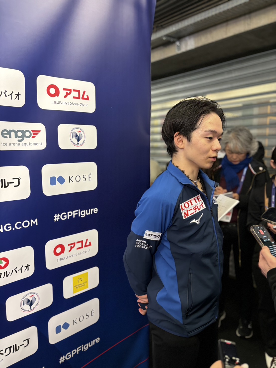 GPファイナルフリーの演技を終え、取材に応じる鍵山（撮影・松本愛香通信員）