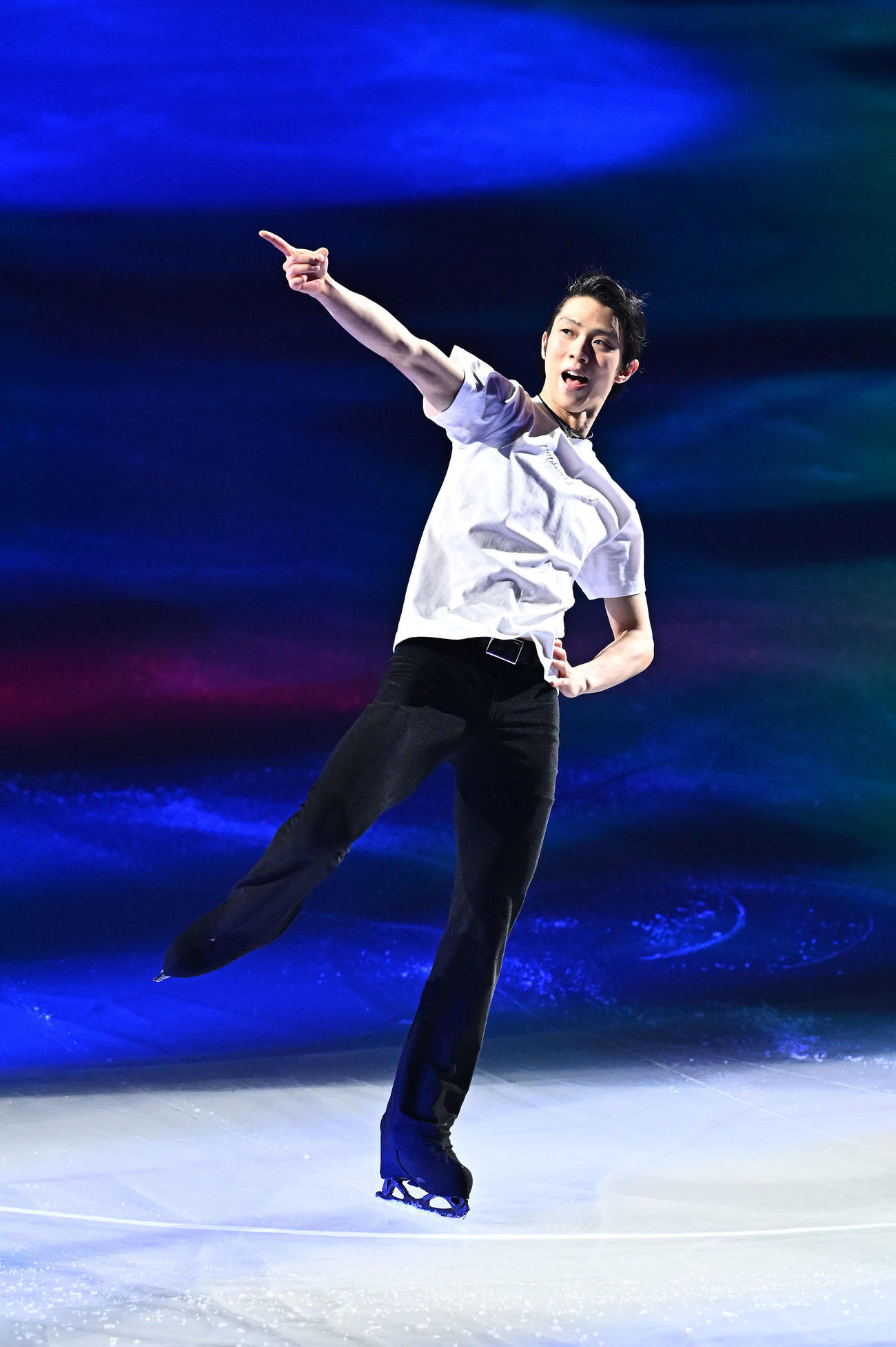 「Echoes of Life」さいたま公演のフィナーレで笑顔で演技する羽生さん（撮影・滝沢徹郎）