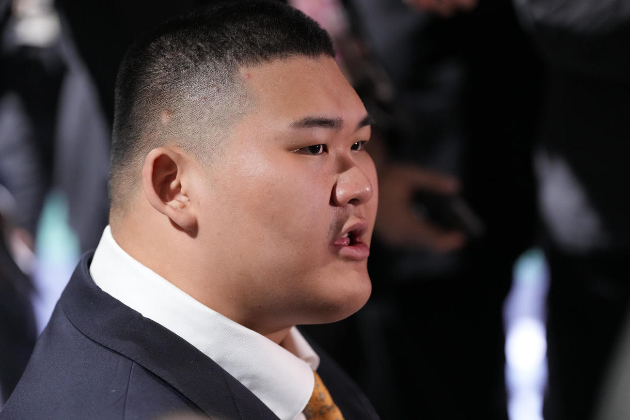 囲み取材に応じる斉藤（撮影・鈴木みどり）