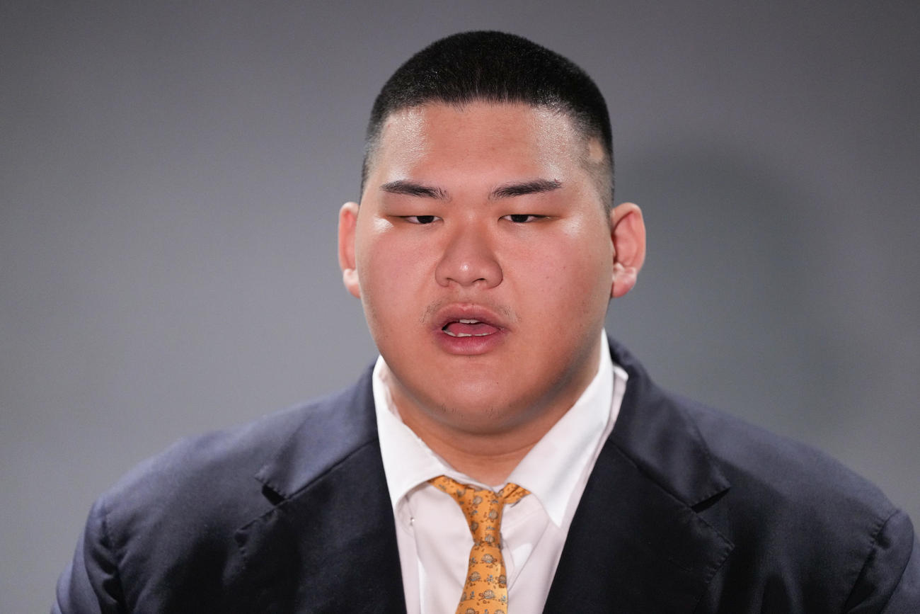 囲み取材に応じる斉藤（撮影・鈴木みどり）