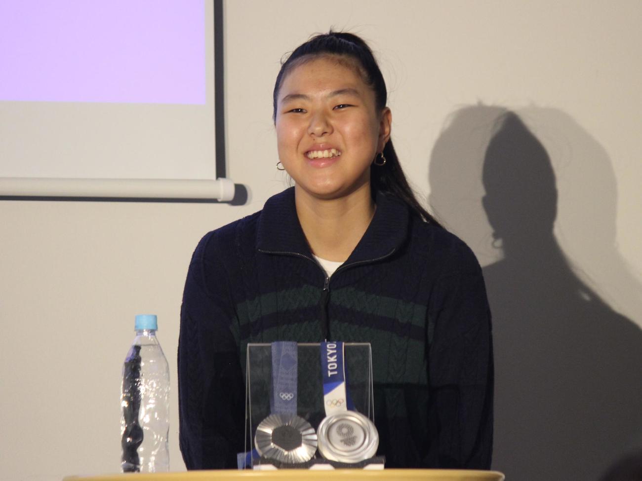 イベントで笑顔を見せるスケートボード女子パークの開（撮影・勝部晃多）