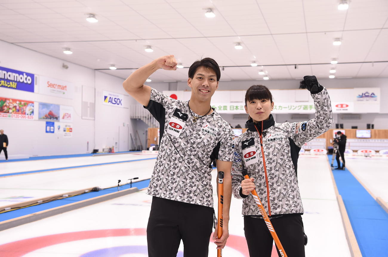 カーリング日本混合ダブルス選手権で優勝した谷田康真（左）松村千秋組（C）JCA／H．IDE