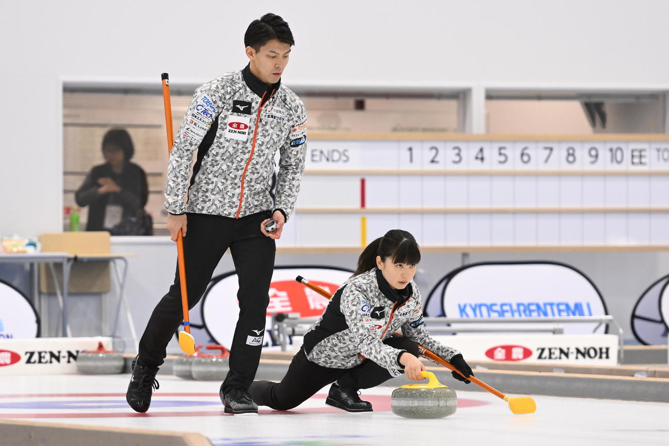 カーリング日本混合ダブルス選手権でプレーする谷田康真（左）松村千秋組（C）JCA／H．IDE