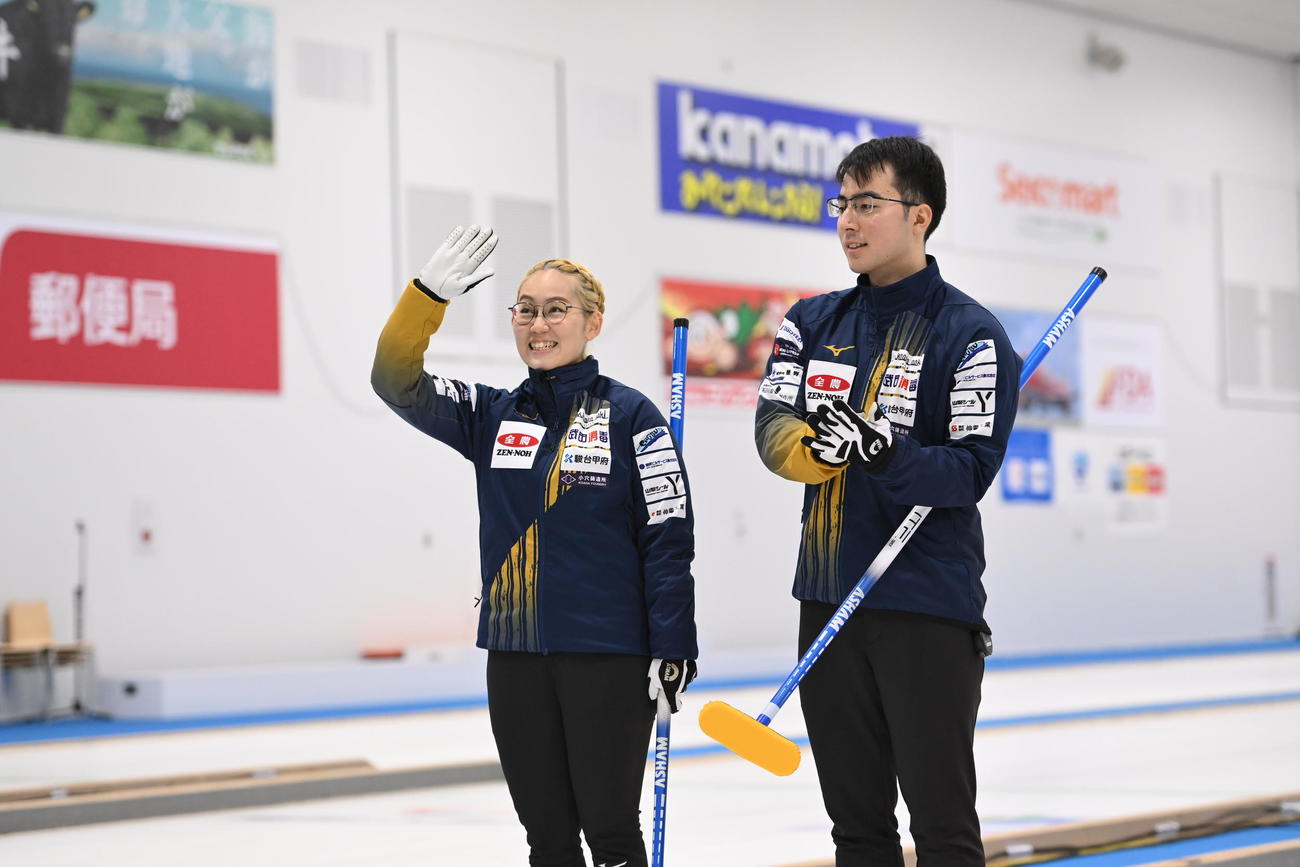 カーリング日本混合ダブルス選手権で2位となった小穴桃里（左）青木豪組（C）JCA／H．IDE