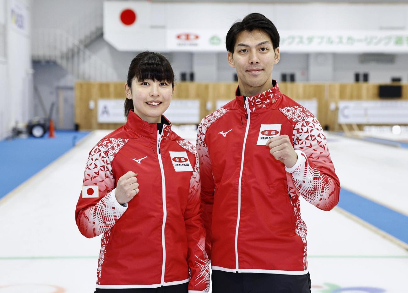 カーリングの日本混合ダブルス選手権を制して世界選手権代表に決まり、日本代表のユニホームを着てポーズをとる松村千秋（左）、谷田康真組