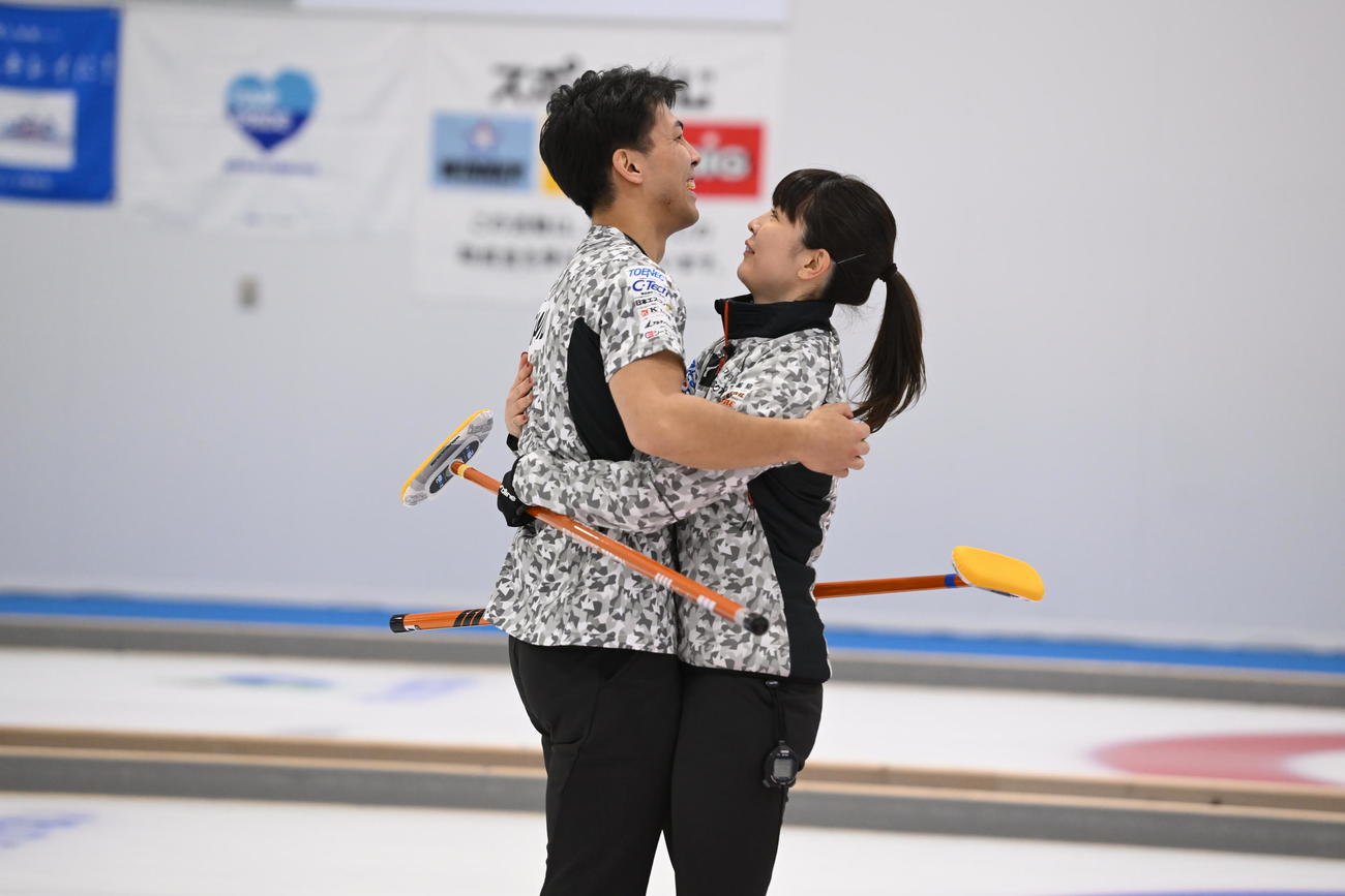 カーリング日本混合ダブルス選手権で優勝した谷田康真（左）松村千秋組（C）JCA／H．IDE