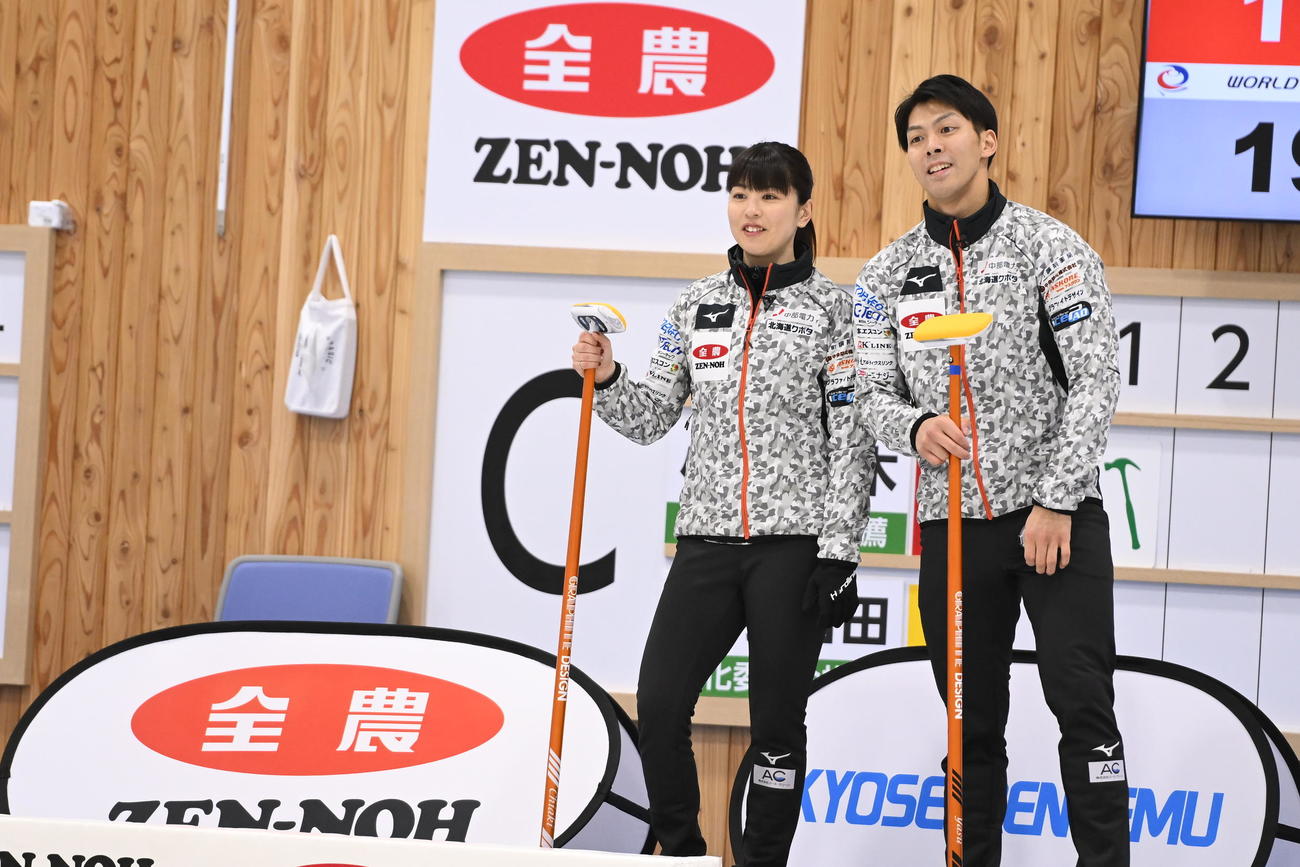 カーリング日本混合ダブルス選手権で優勝した松村千秋（左）谷田康真組（C）JCA／H．IDE