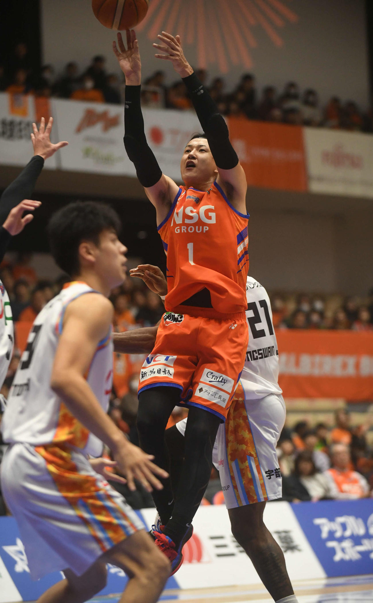 山口戦の第1Q、ジャンプショットを決める新潟・川村