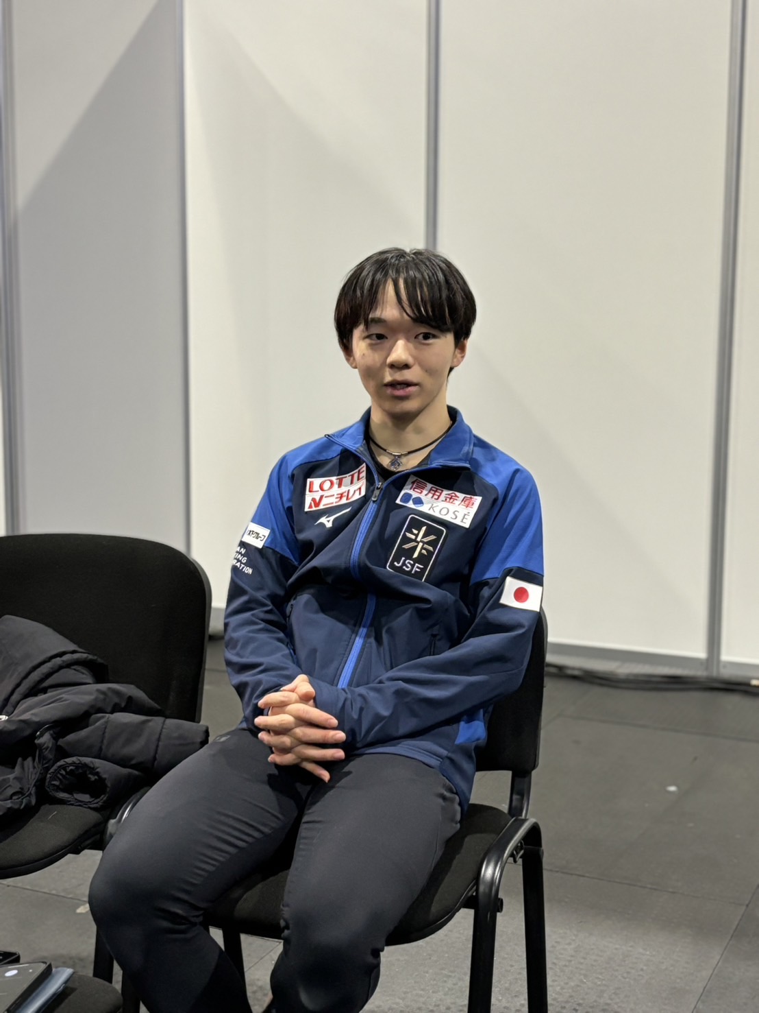 GPファイナルから一夜明け、取材に応じる鍵山（撮影・松本愛香通信員）