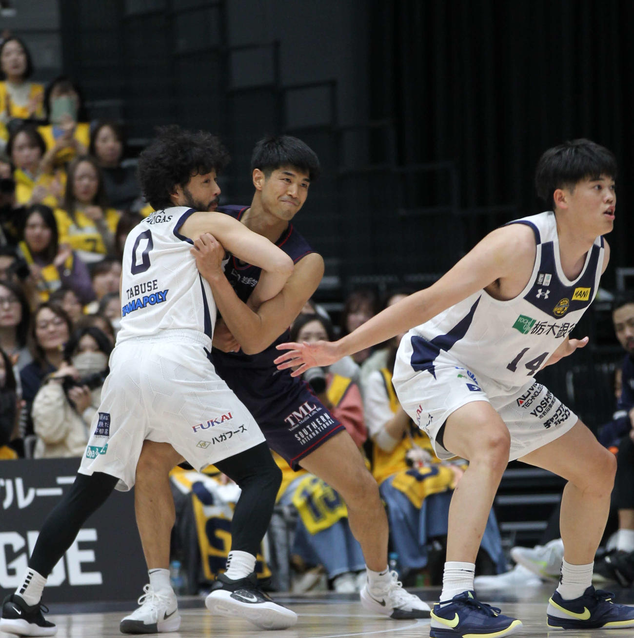 横浜BC対宇都宮　第4Qに今季初出場を果たし、初得点も決めた宇都宮の田臥勇太は守備でも体を張る（撮影・沢田啓太郎）