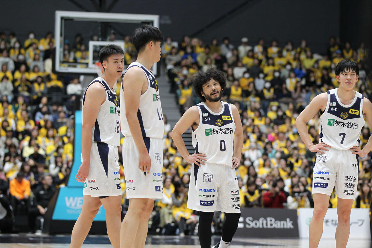 横浜BC対宇都宮　第4Qに今季初出場を果たし、初得点も決めた宇都宮の田臥勇太。全員20代の若い選手たちとのプレーに笑顔をみせる（撮影・沢田啓太郎）