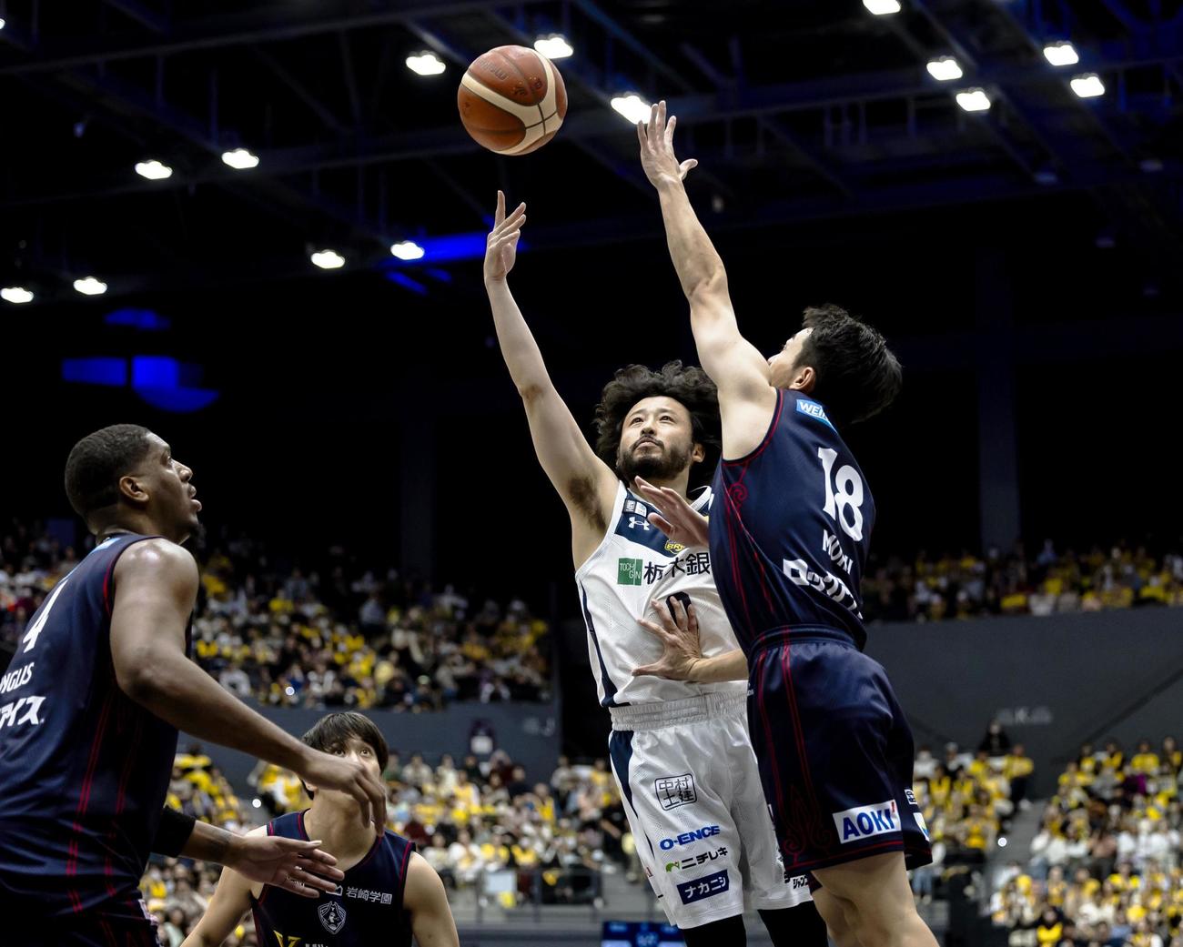 横浜BC戦で今季初出場した宇都宮の田臥（右から2人目）（共同）