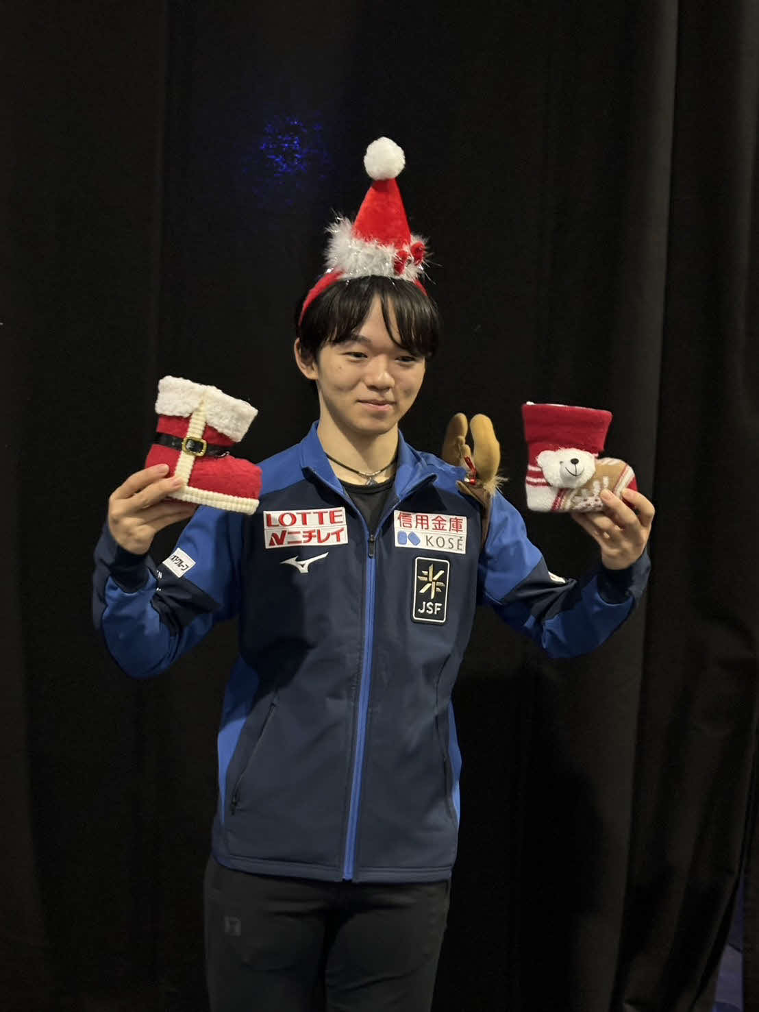 GPファイナルから一夜明け、サンクロースの衣装に身を包む鍵山（撮影・松本愛香通信員）